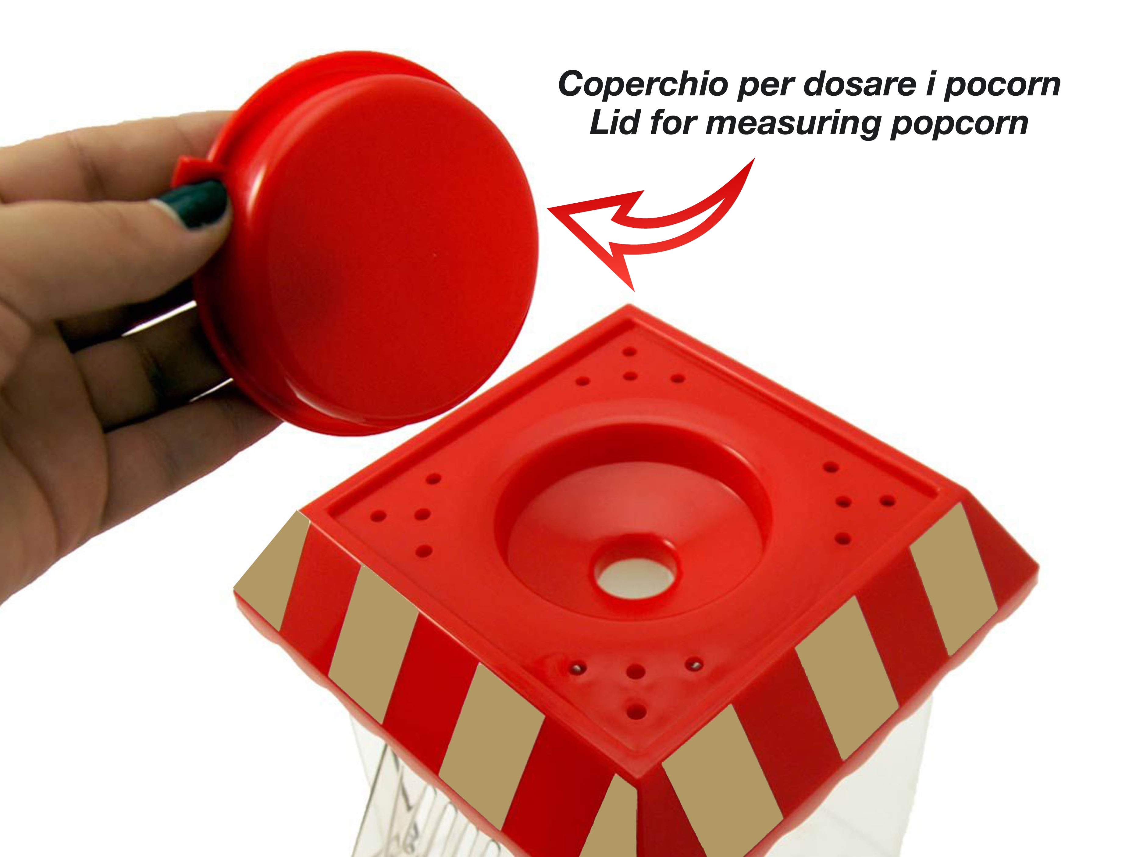 Un contenitore rosso per misurare i popcorn con coperchio. Una mano tiene il coperchio. Il contenitore ha strisce beige e rosse.