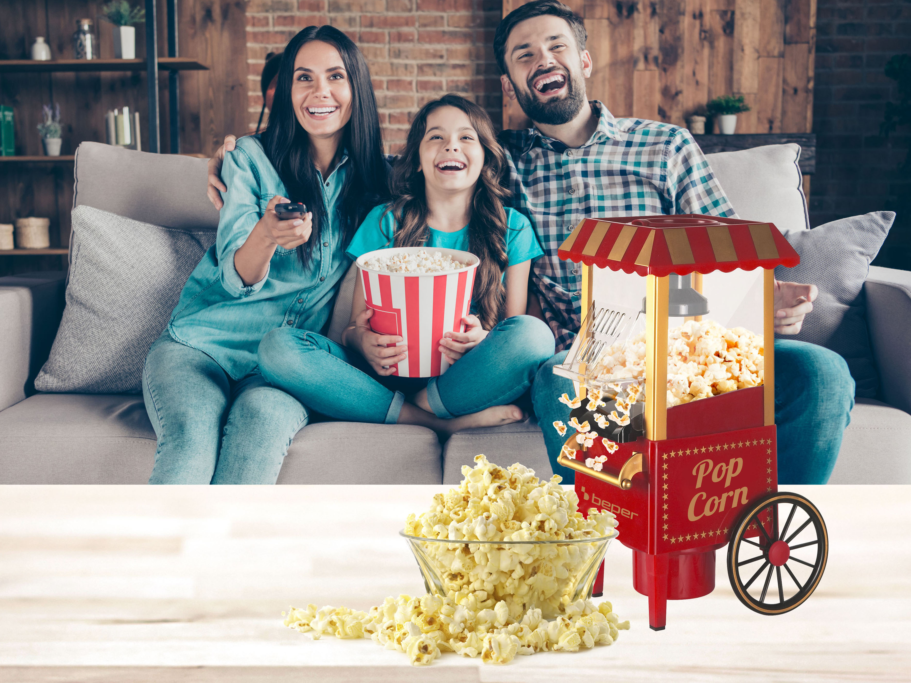 Una famiglia ride guardando la TV. Una macchina per popcorn e una ciotola di popcorn in primo piano.