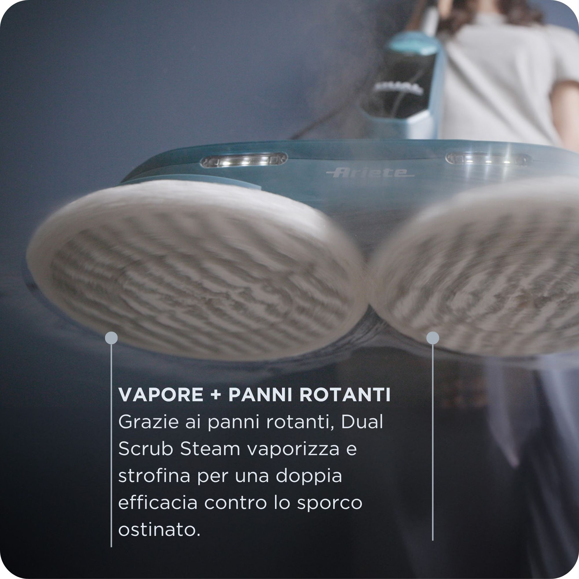 Se muestra una mopa a vapor con almohadillas giratorias. La mopa es verde azulado y en el fondo se ve un brazo.