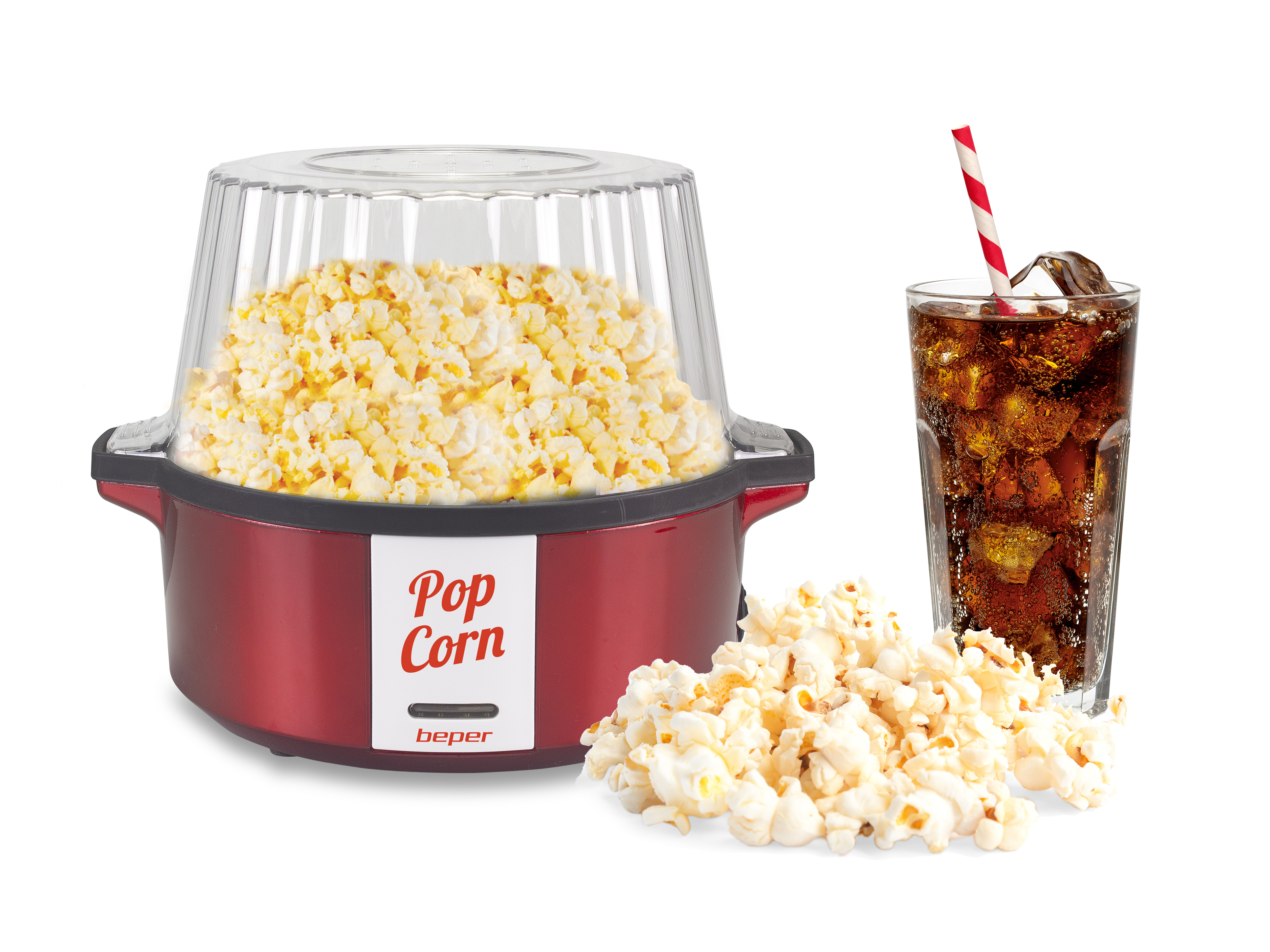 Una macchina per popcorn rossa con popcorn, un bicchiere di cola con ghiaccio e una cannuccia a strisce rosse e bianche e una pila di popcorn.