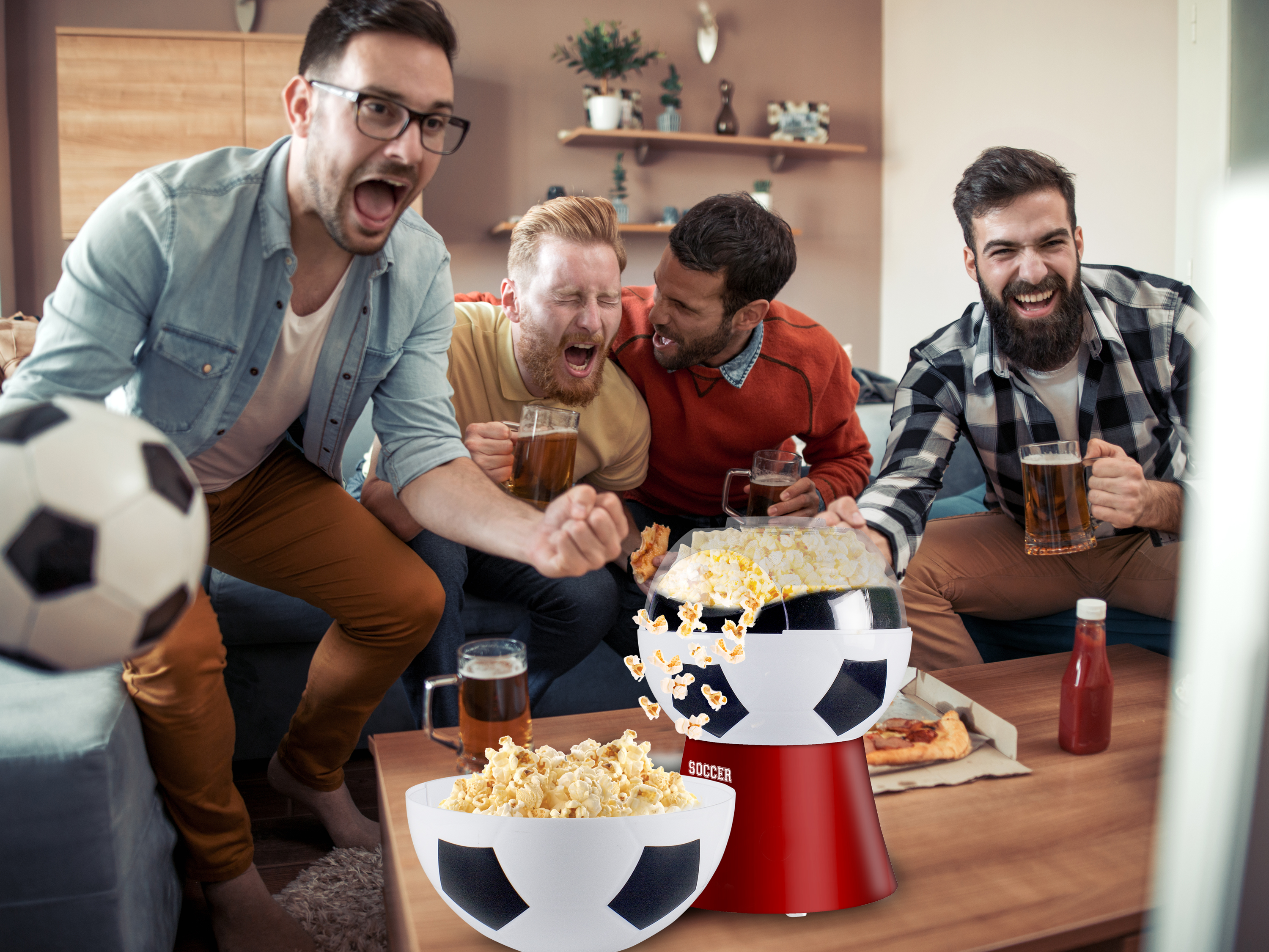 Quattro uomini guardano una partita, tifano. Macchina per popcorn e ciotola di calcio sul tavolo. Birra e pizza presenti.