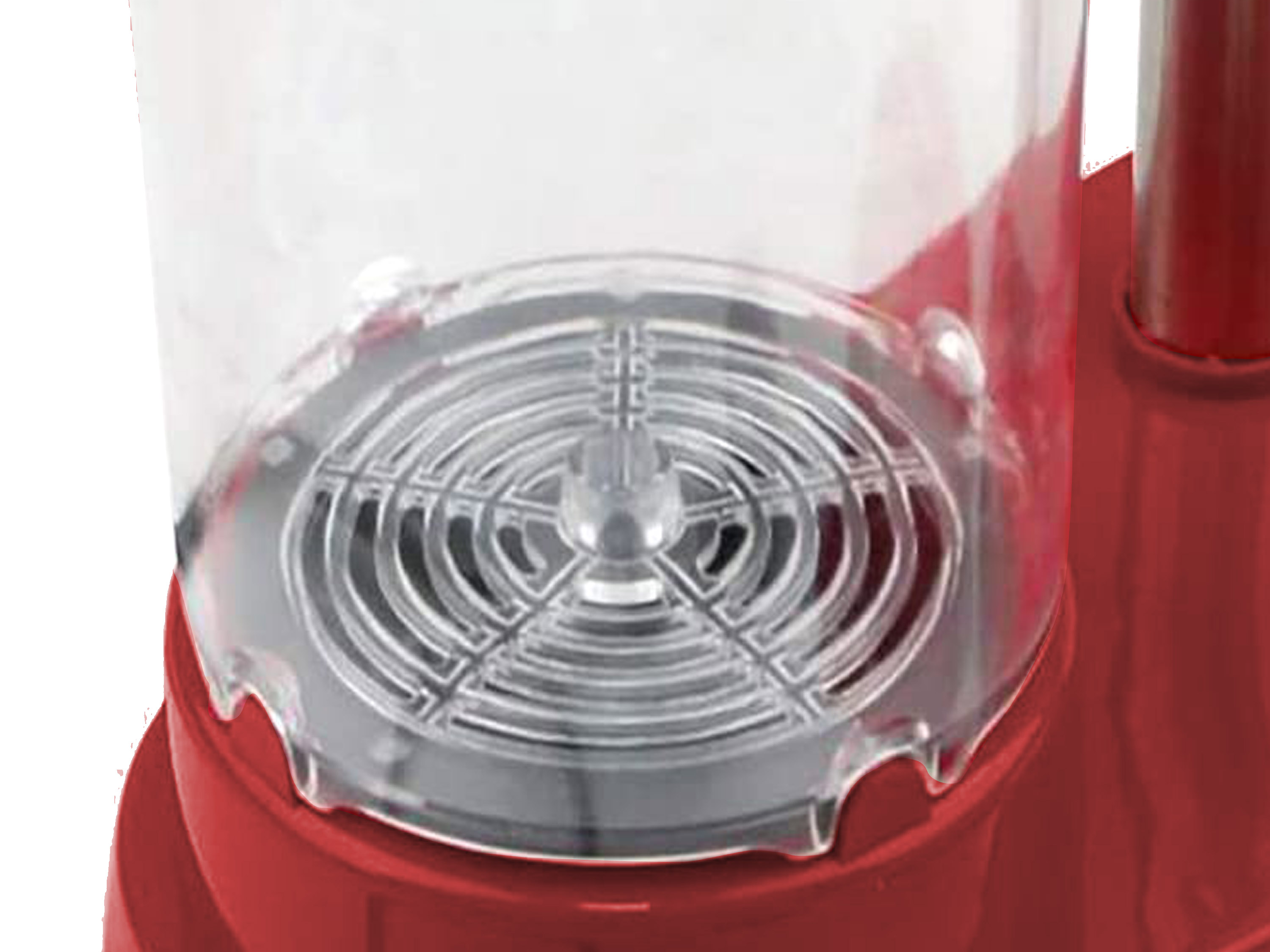 Primo piano di un distributore rosso con un coperchio in plastica trasparente. All'interno, una griglia circolare argentata su una base rossa.