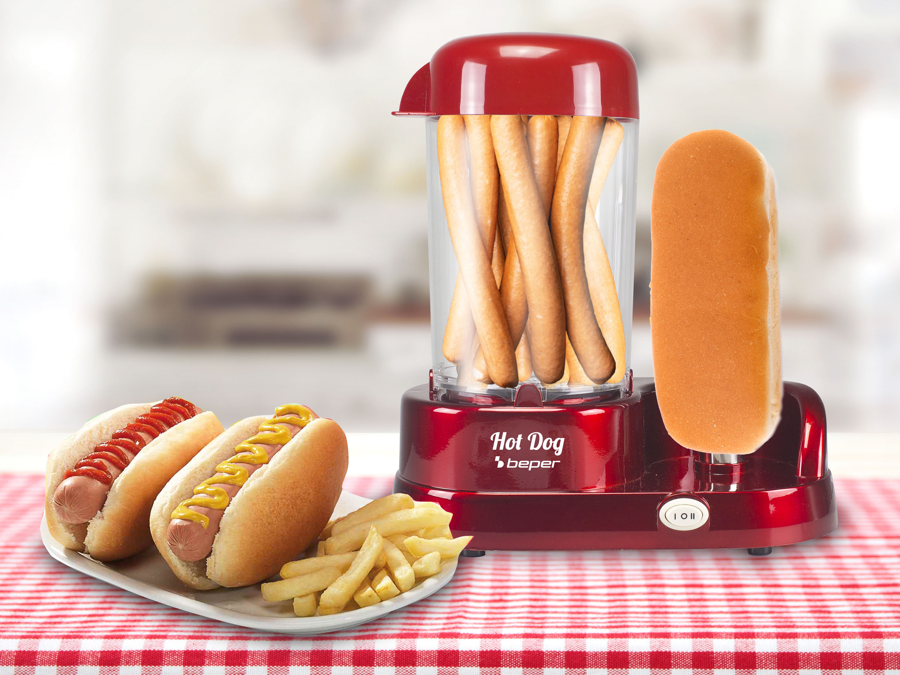 Una macchina per hot dog rossa con panini, salsicce e patatine fritte su una tovaglia a scacchi rossa. Due hot dog sono su un piatto.