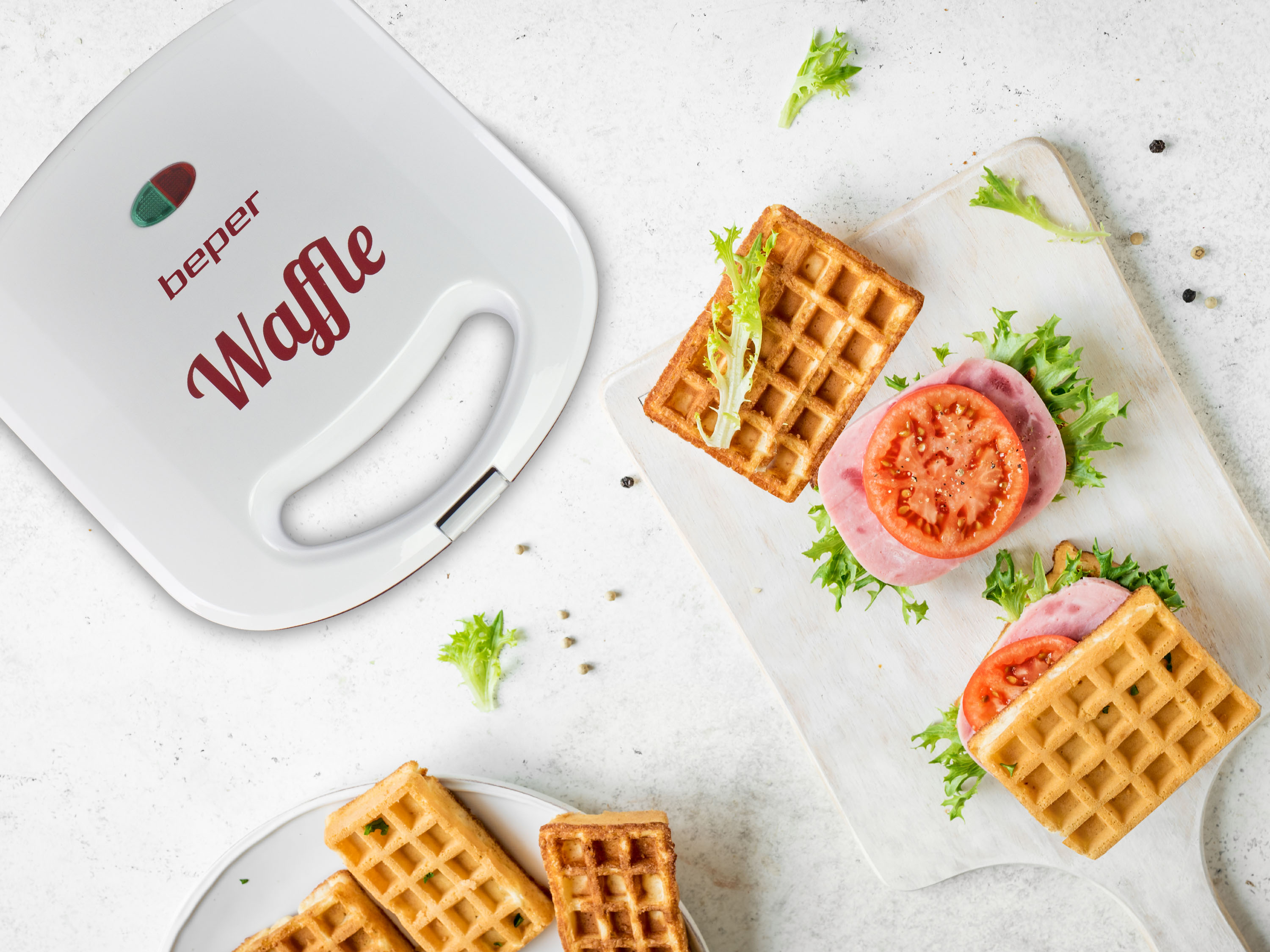 Waffle, prosciutto, pomodoro, lattuga e pepe su superficie bianca. Preparazione della colazione.
