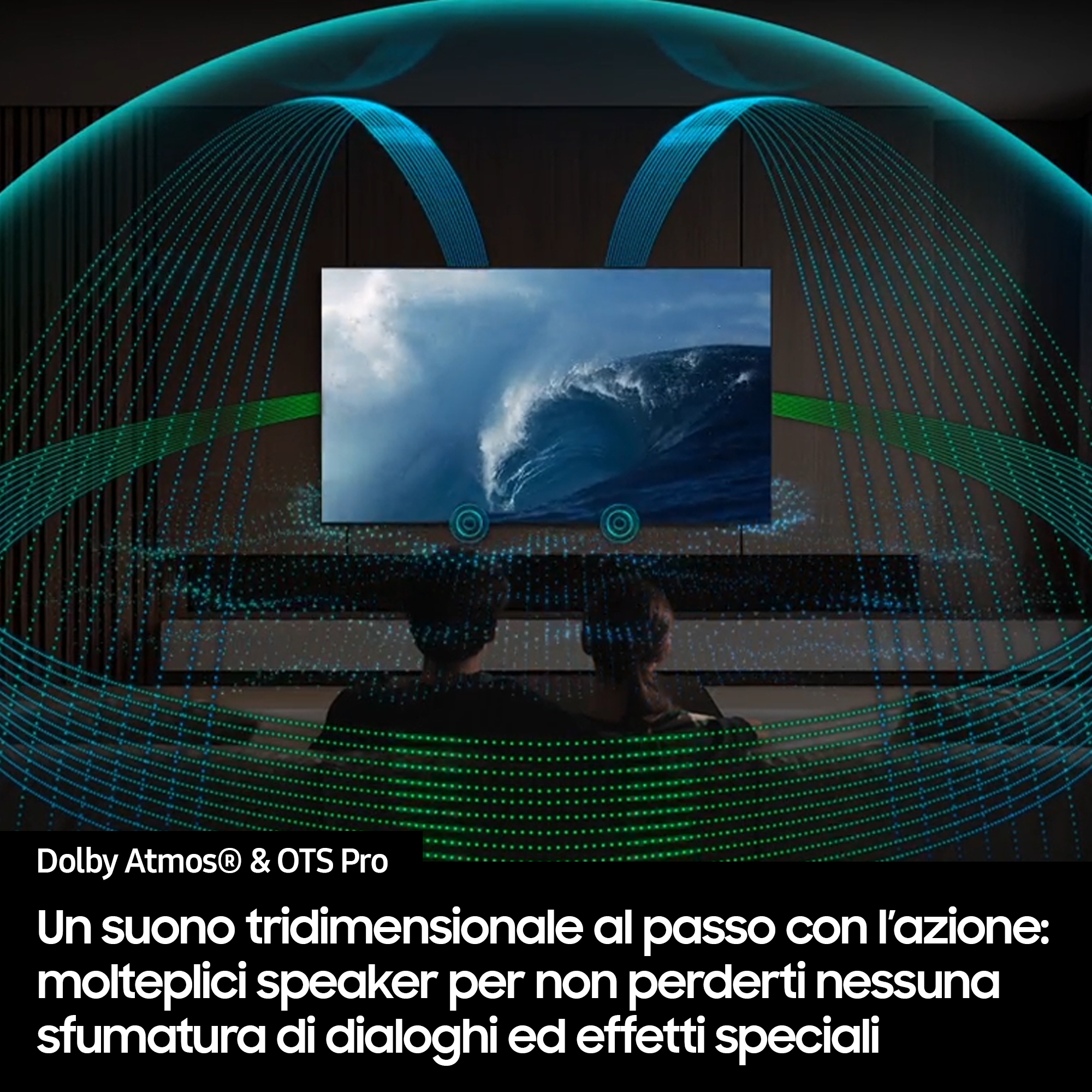 Un couple regarde une télé montrant une vague. Des ondes sonores bleues émanent de la télé, avec du texte sur Dolby Atmos & OTS Pro.