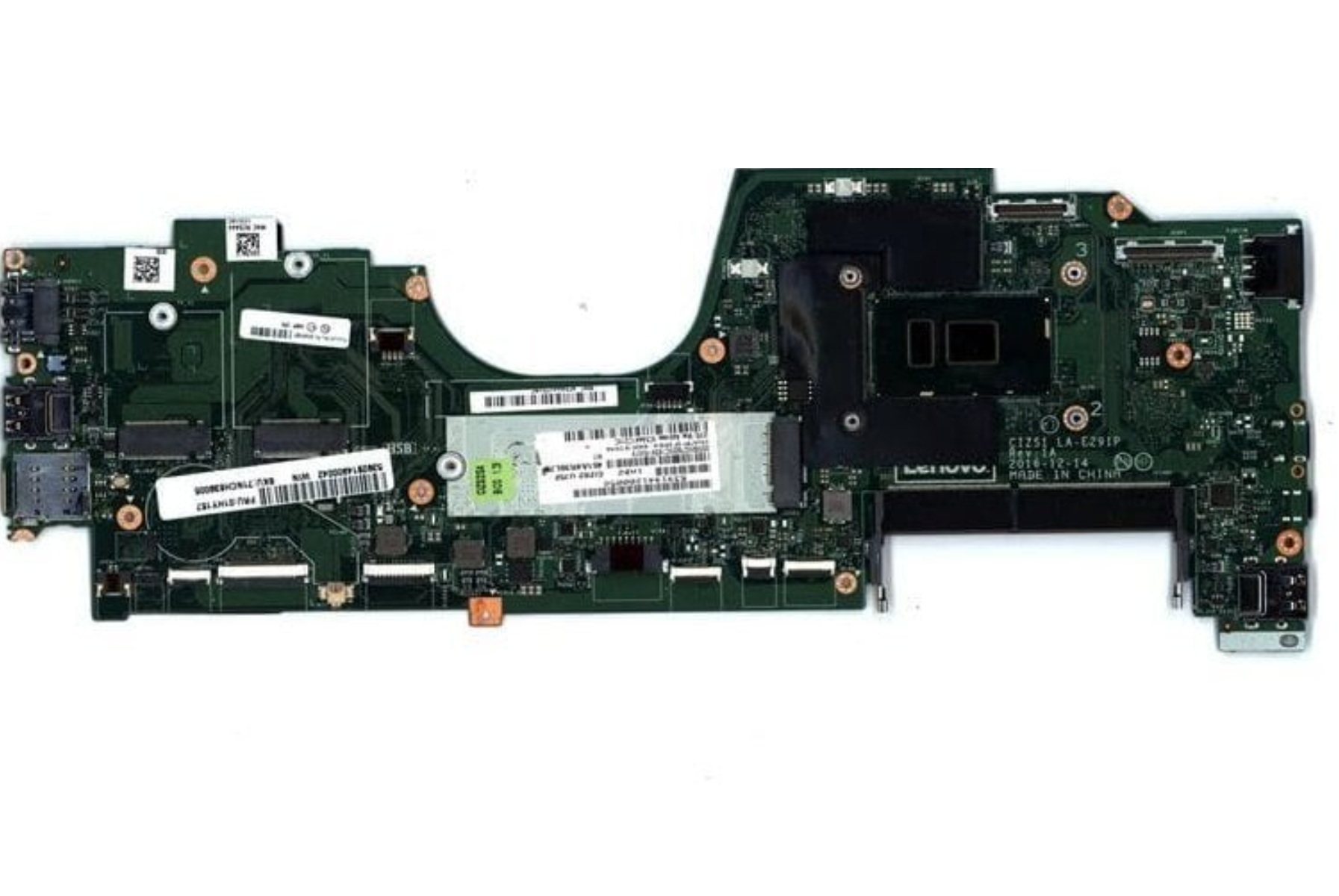 Un circuito stampato verde con vari componenti, tra cui chip, connettori ed etichette. È una scheda madre Lenovo.
