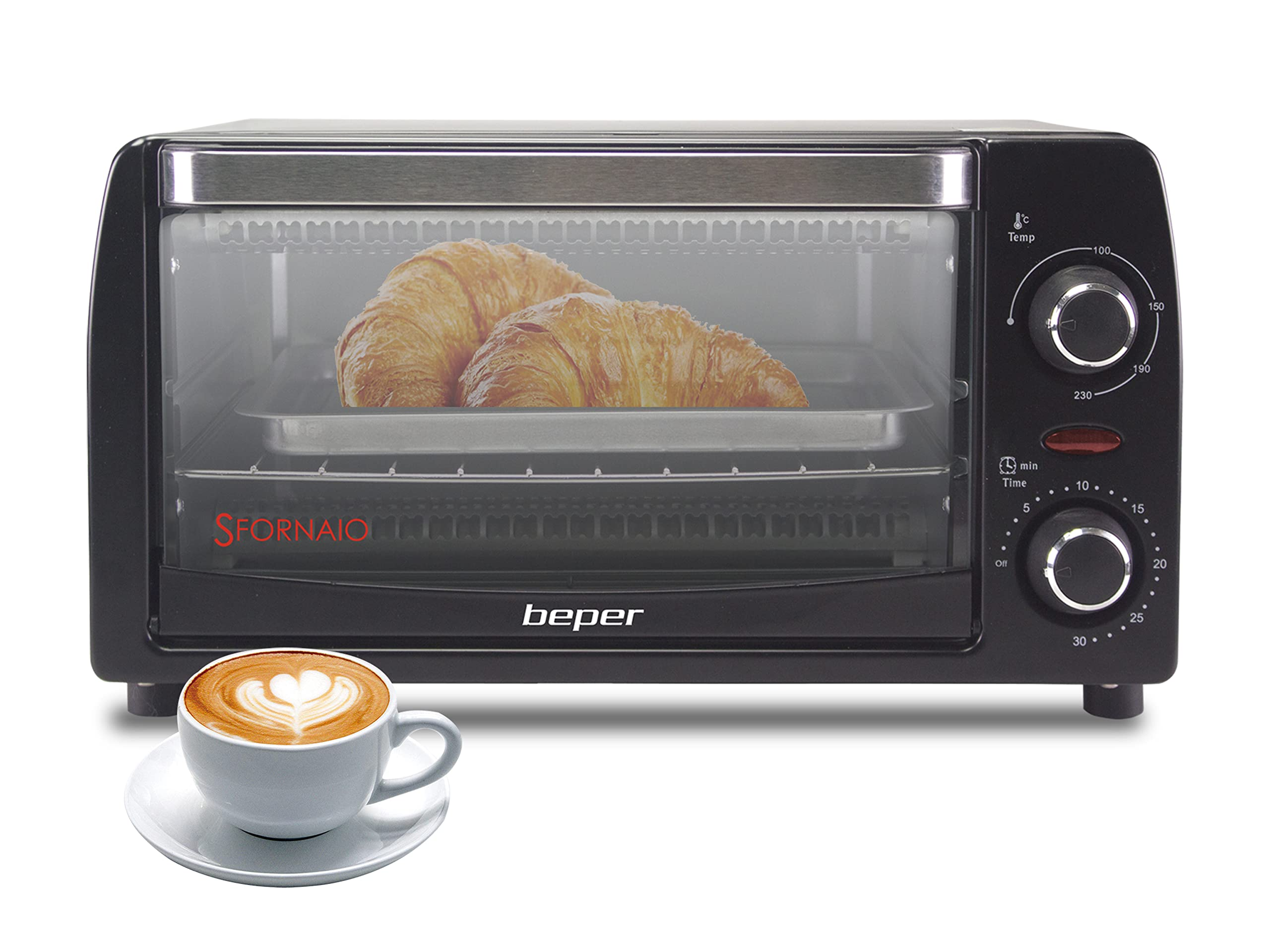 Un tostapane nero con croissant all'interno e una tazza di caffè con latte art accanto su una superficie bianca.