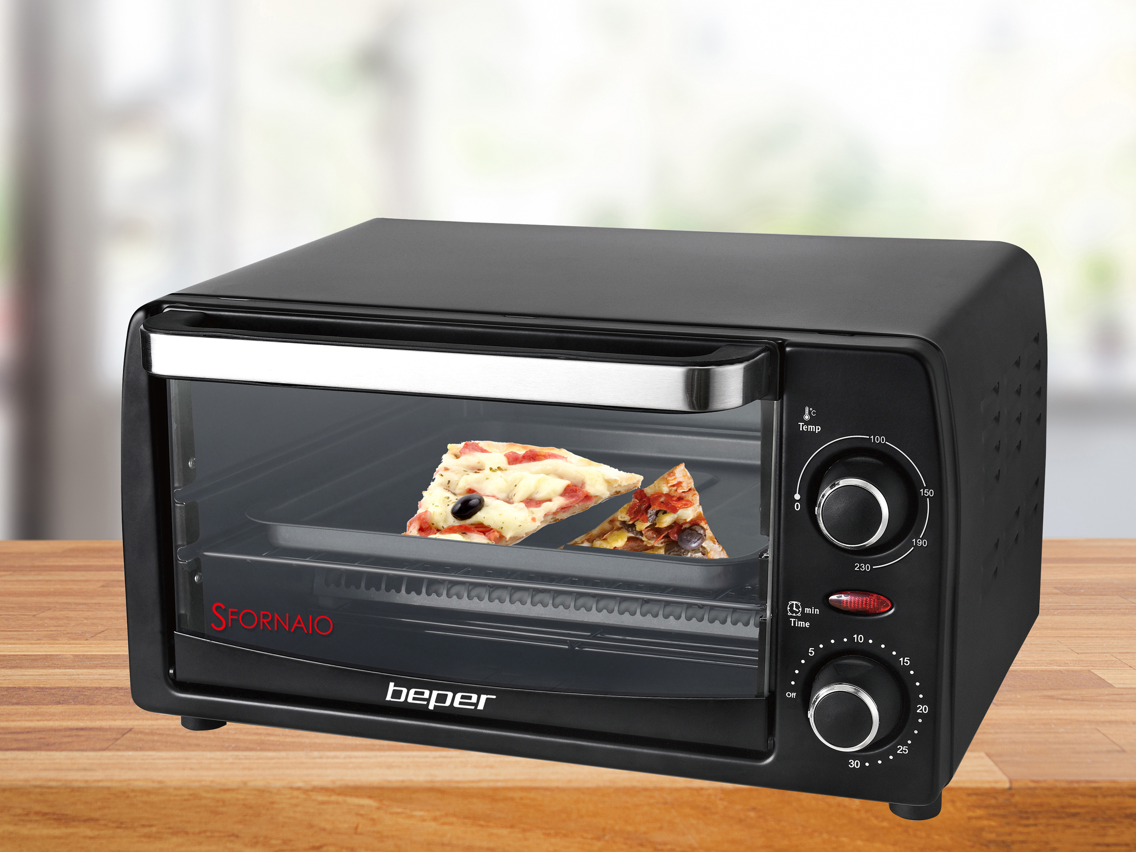 Forno elettrico nero con due fette di pizza all'interno. È su una superficie di legno.