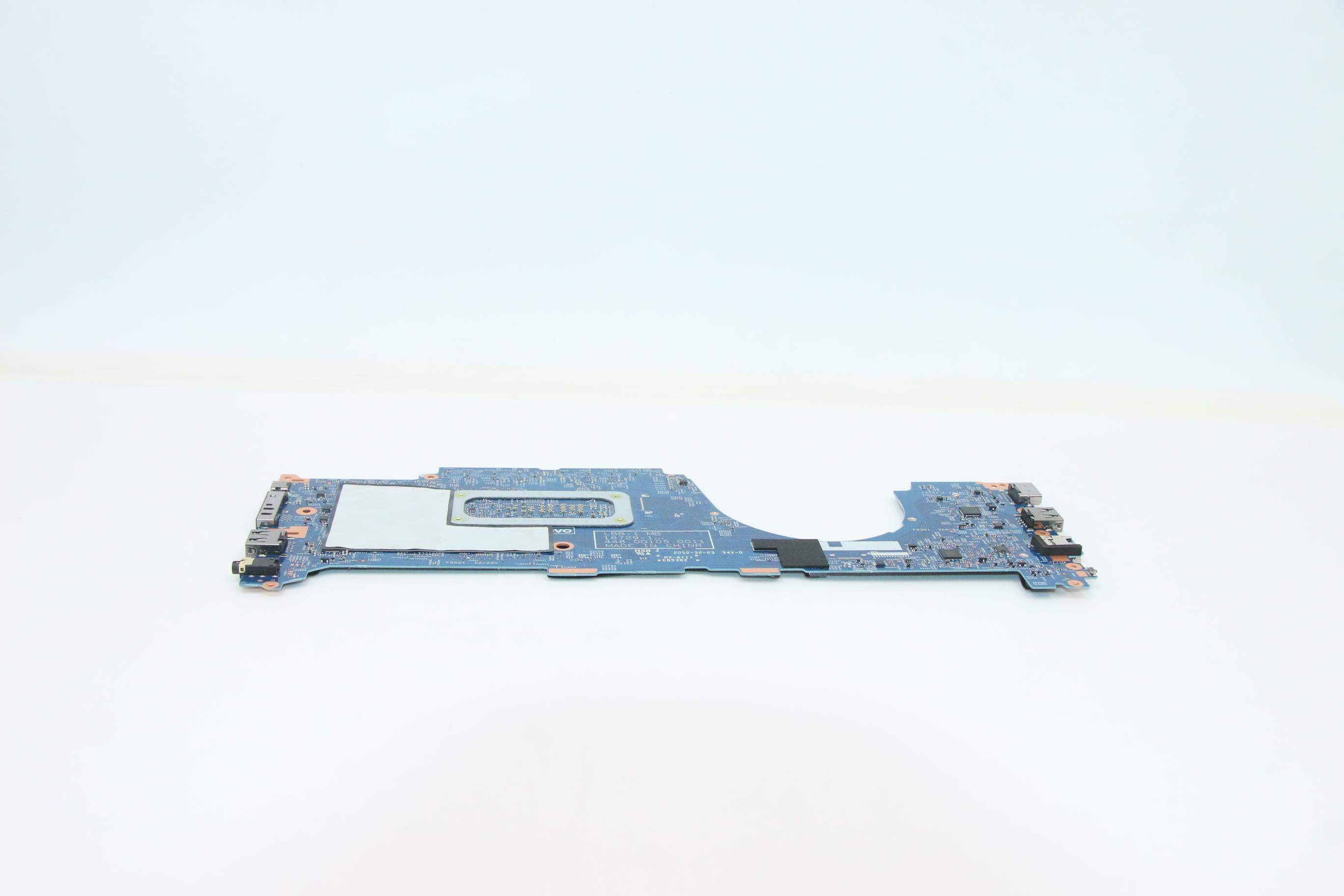 Un circuito stampato blu con vari componenti elettronici è centrato su sfondo bianco.