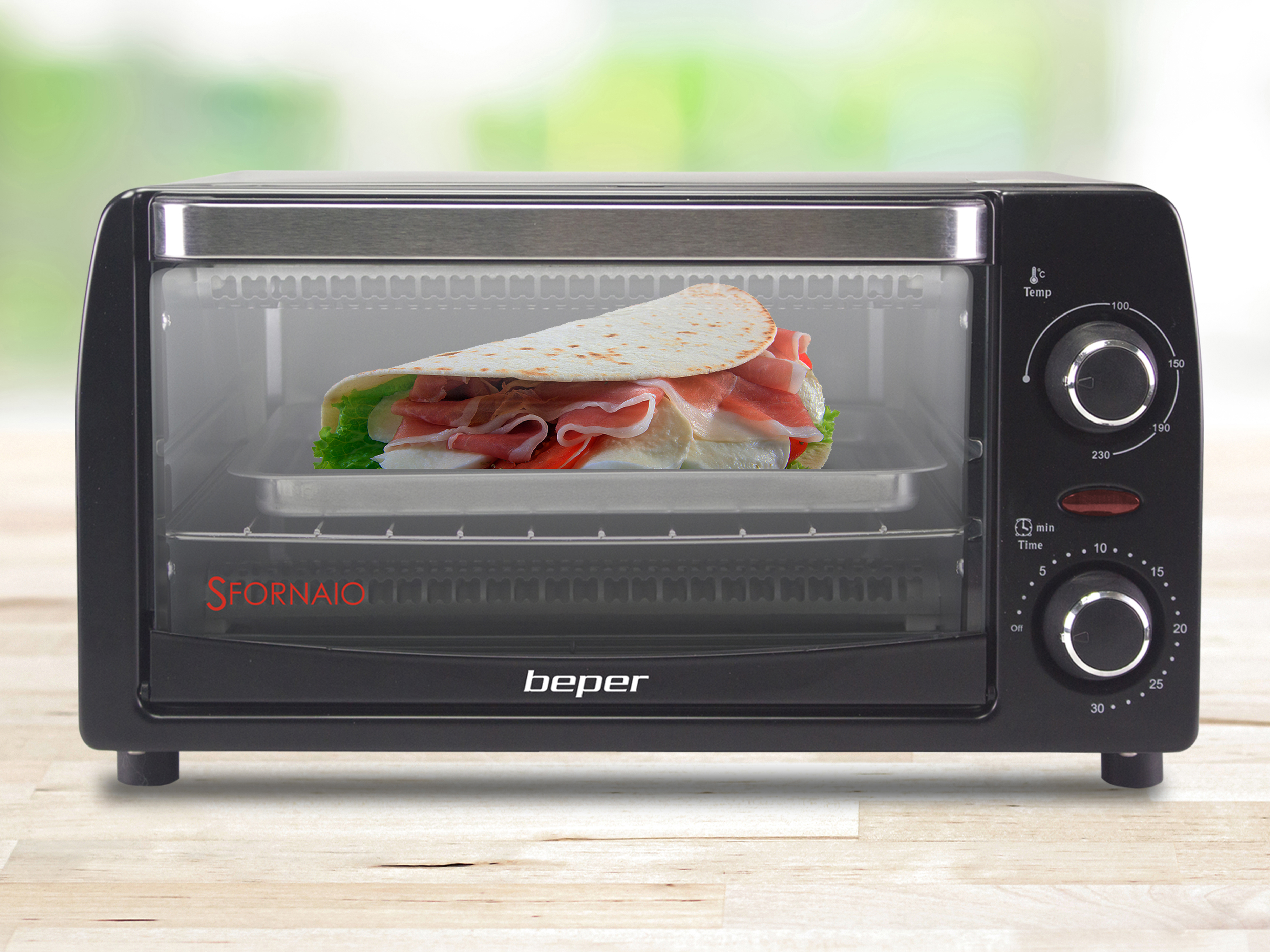 Un forno tostapane aperto con un sandwich all'interno. Il forno è nero con comandi di temperatura e tempo.