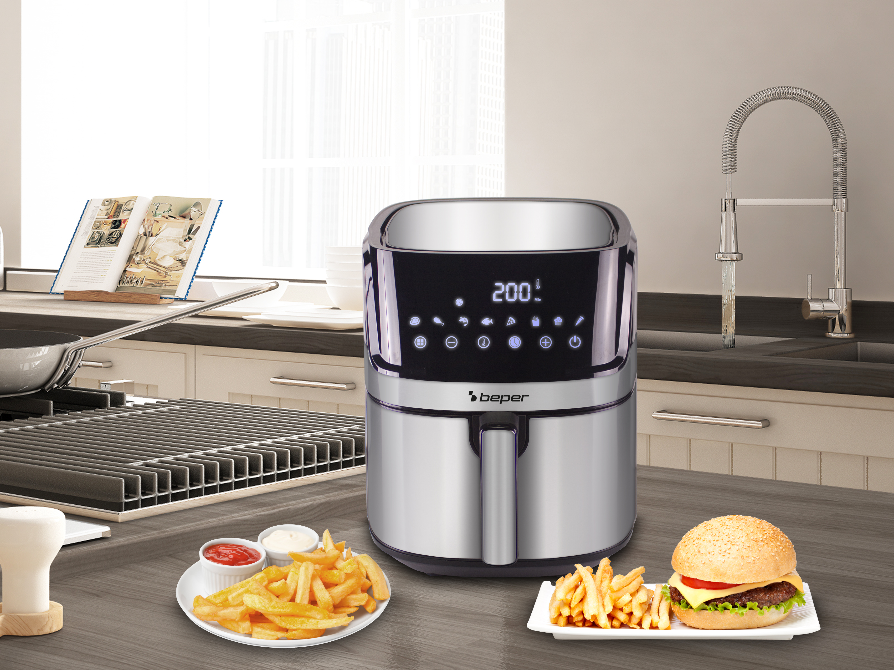 Una friggitrice ad aria con patatine fritte e un hamburger. C'è un libro di cucina sullo sfondo. Ambiente cucina.