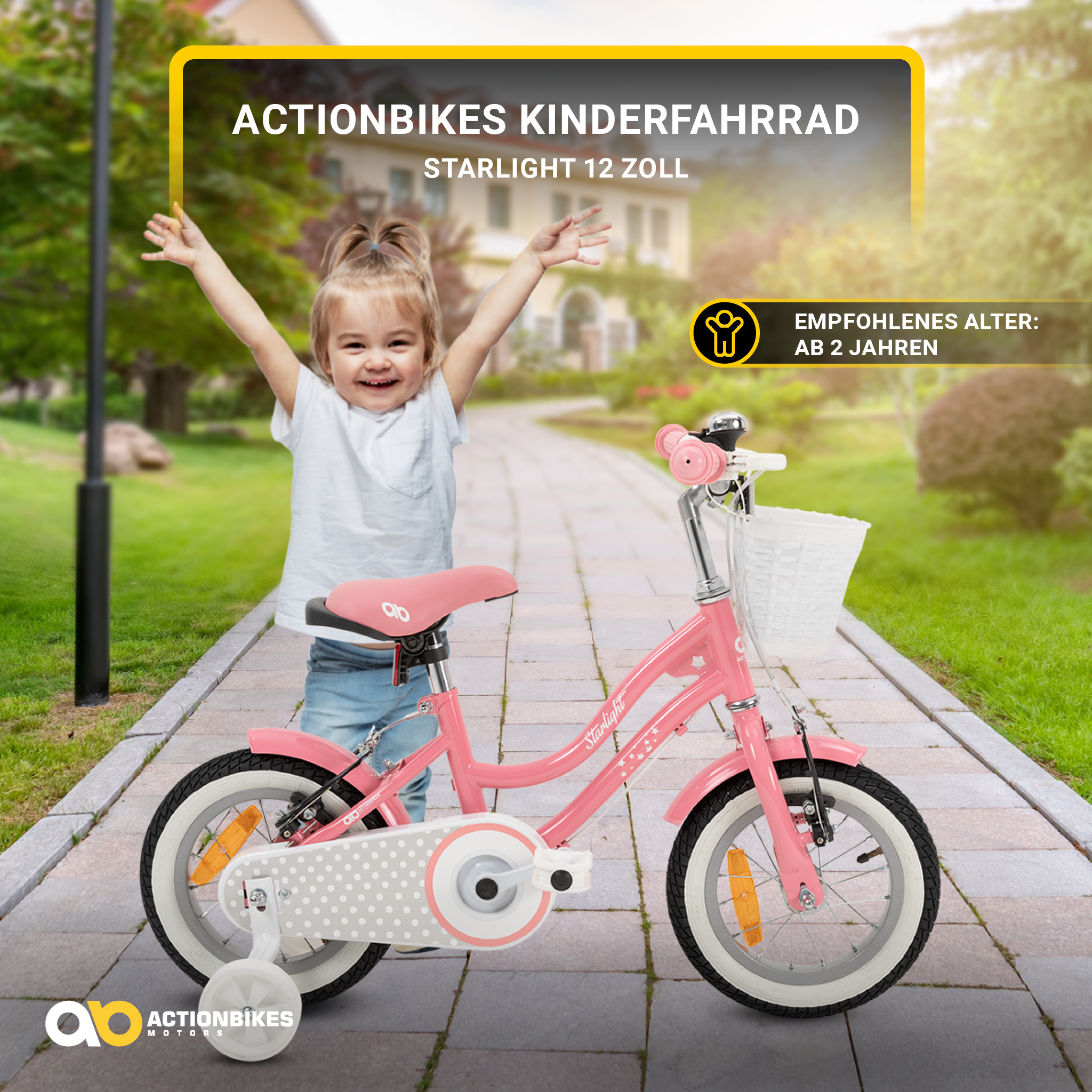 Ein Mädchen steht neben einem rosa Fahrrad. Das Fahrrad hat Stützräder. Der Hintergrund zeigt ein Haus und grünes Gras.