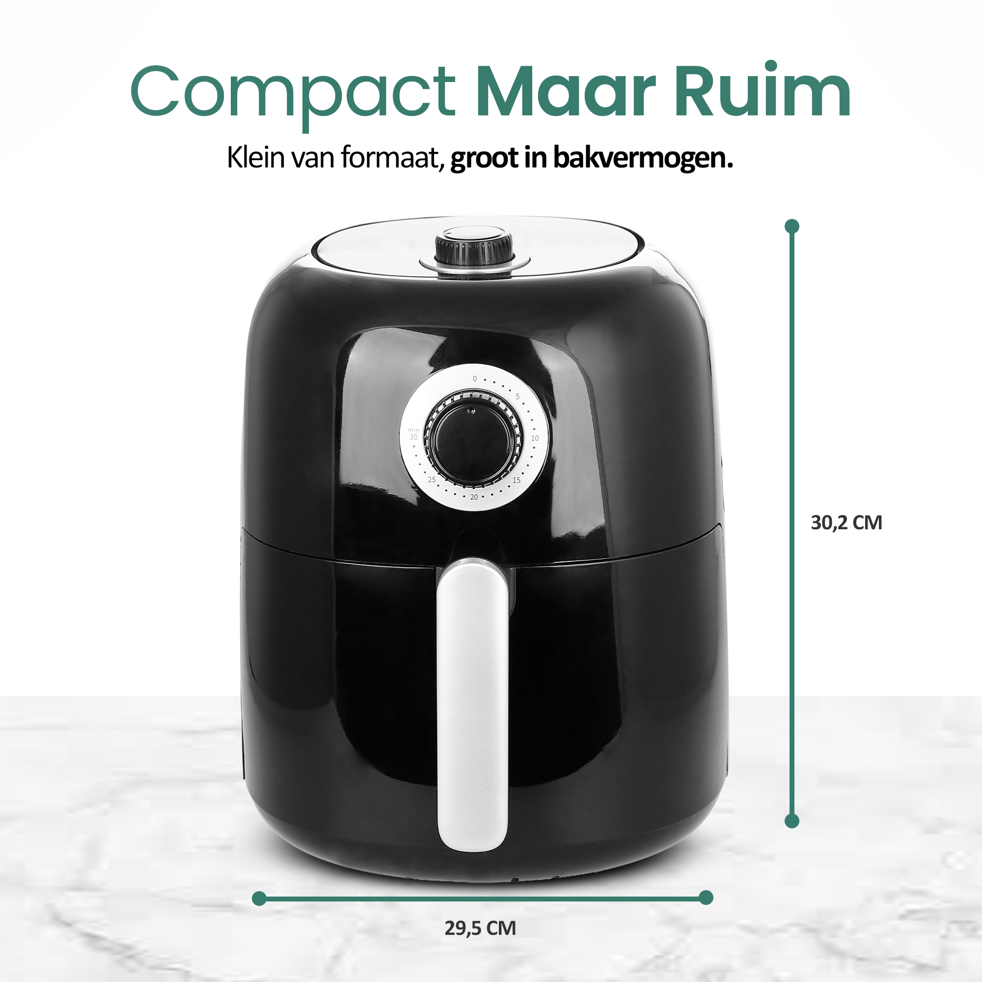 Zwarte airfryer met witte handgreep en draaiknop. Tekst: 'Compact Maar Ruim' met afmetingen.
