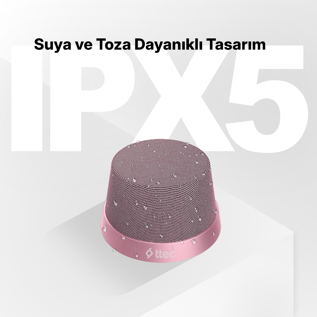 Üzerinde su damlacıkları olan pembe bir hoparlör. Üstte şunlar yazıyor: Suya ve Toza Dayanıklı Tasarım ve IPX5.