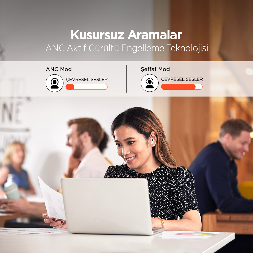 Bir kadın dizüstü bilgisayar kullanırken gülümsüyor. Kulaklık takıyor ve meslektaşlarıyla çevrili. Görüntü, gürültü engelleme teknolojisini tanıtıyor.