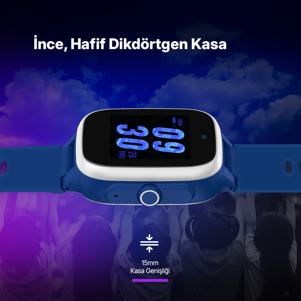 Beyaz çerçeveli mavi bir akıllı saat tarih ve saati gösteriyor. Arka planda çocuklar var. Metin: İnce, Hafif Dikdörtgen Kasa.