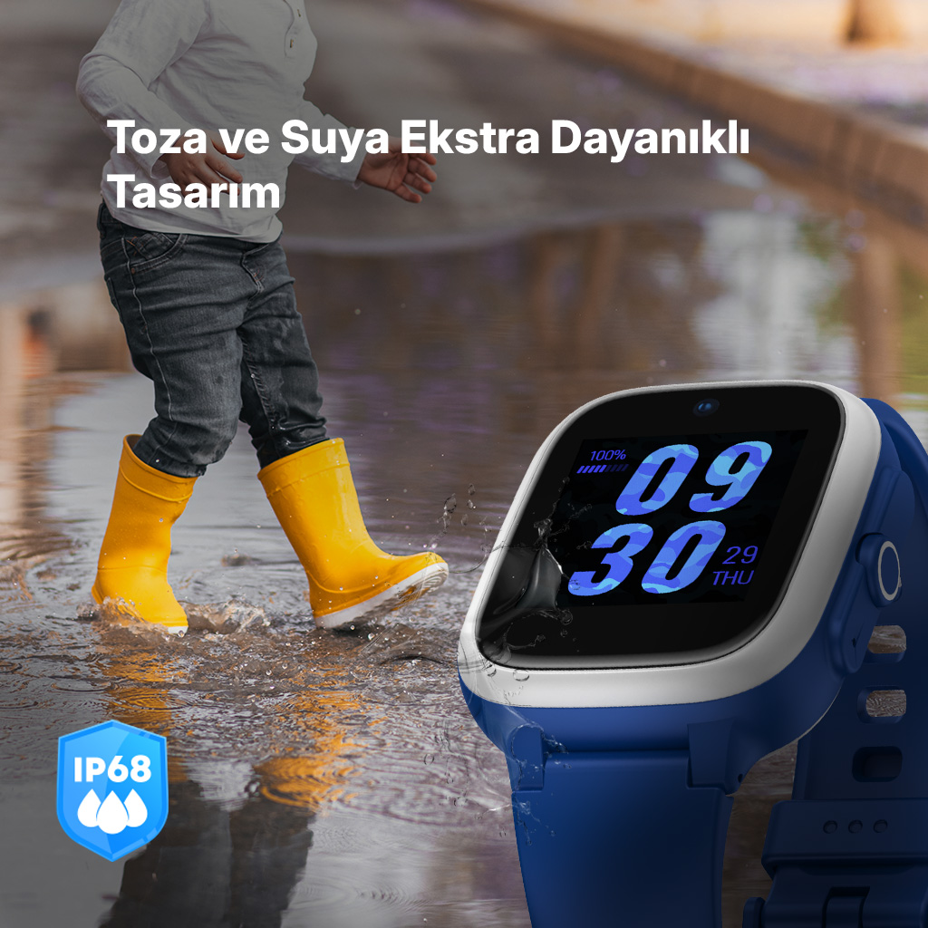 Sarı çizmeli bir çocuk su birikintisinde oynuyor. Mavi akıllı saat zamanı gösteriyor. Metin: 'Toz ve suya dayanıklı tasarım'.