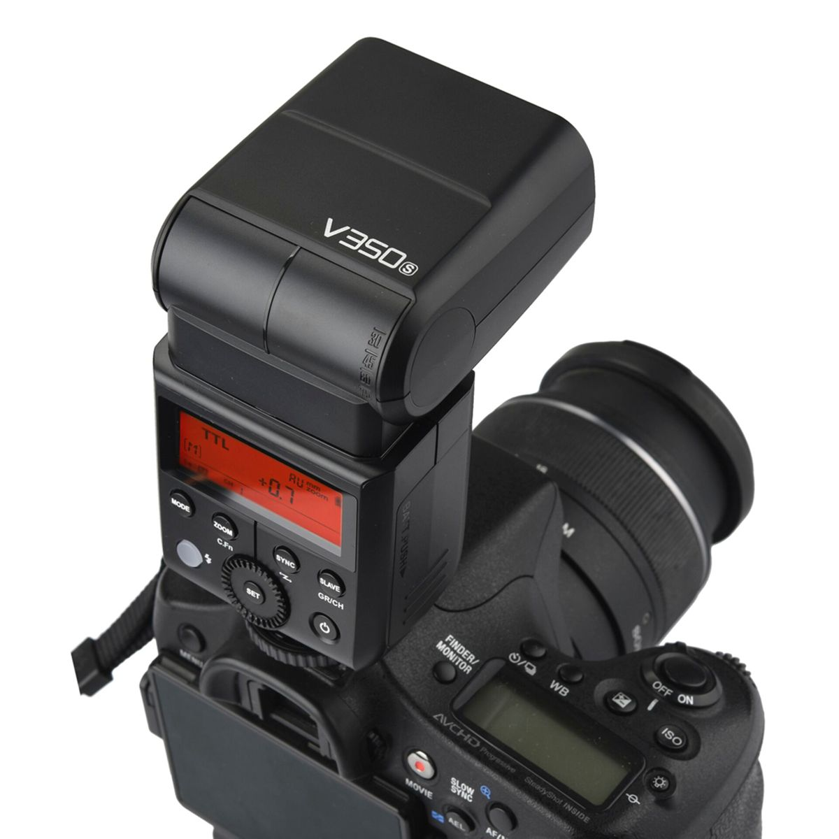 Un flash d'appareil photo noir, modèle V350S, monté sur un boîtier d'appareil photo noir avec un objectif. Le flash a un écran LCD rouge.