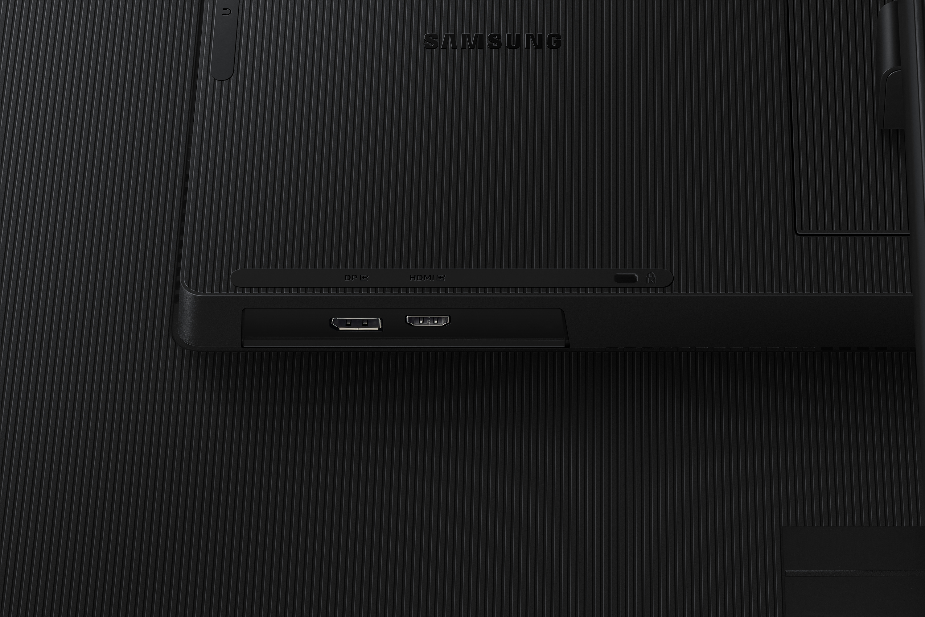 Zbliżenie tyłu czarnego monitora. Logo Samsung u góry. Porty HDMI i DP widoczne na dole.