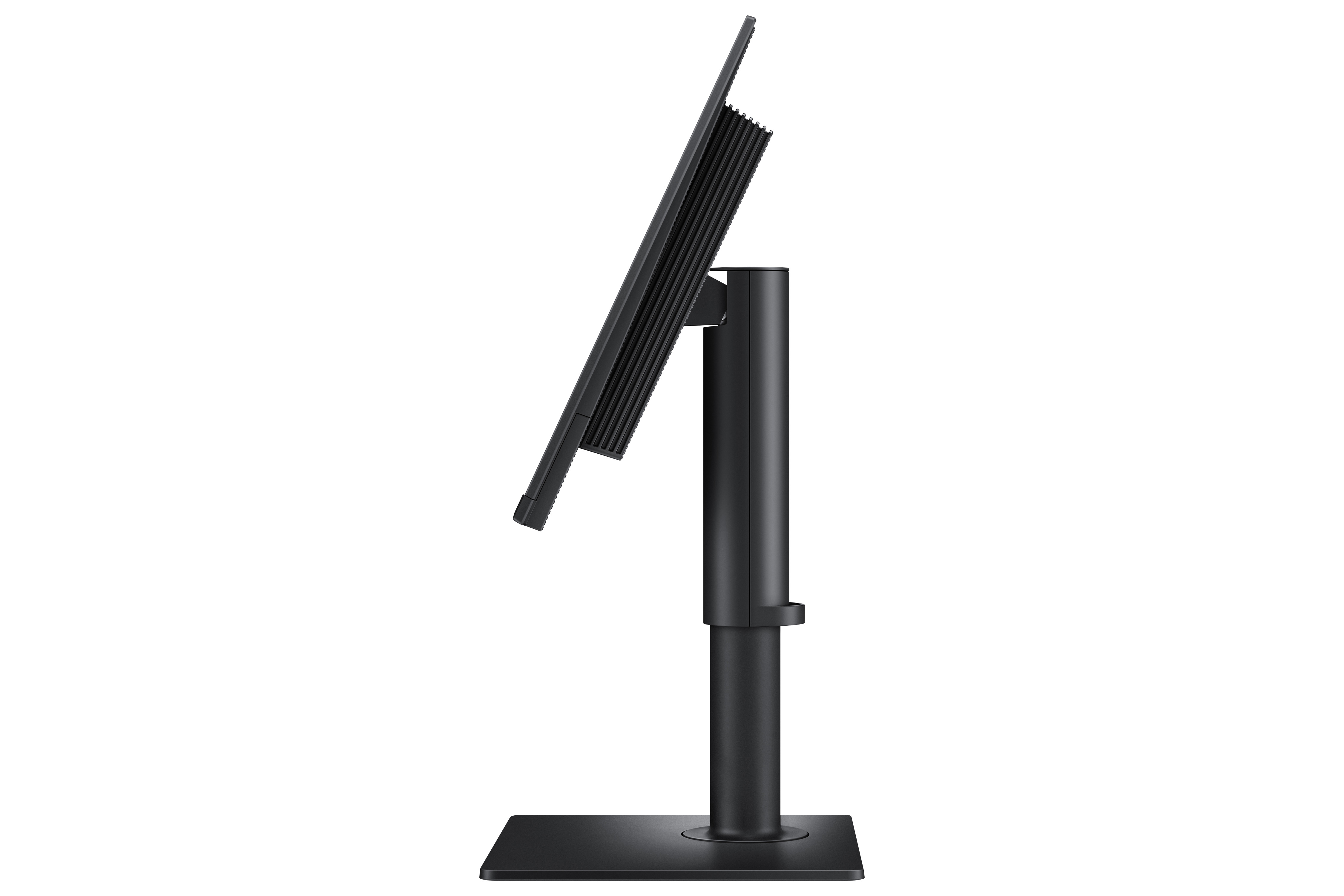 Un monitor di computer nero su un supporto nero. Il monitor è inclinato. Sfondo bianco.