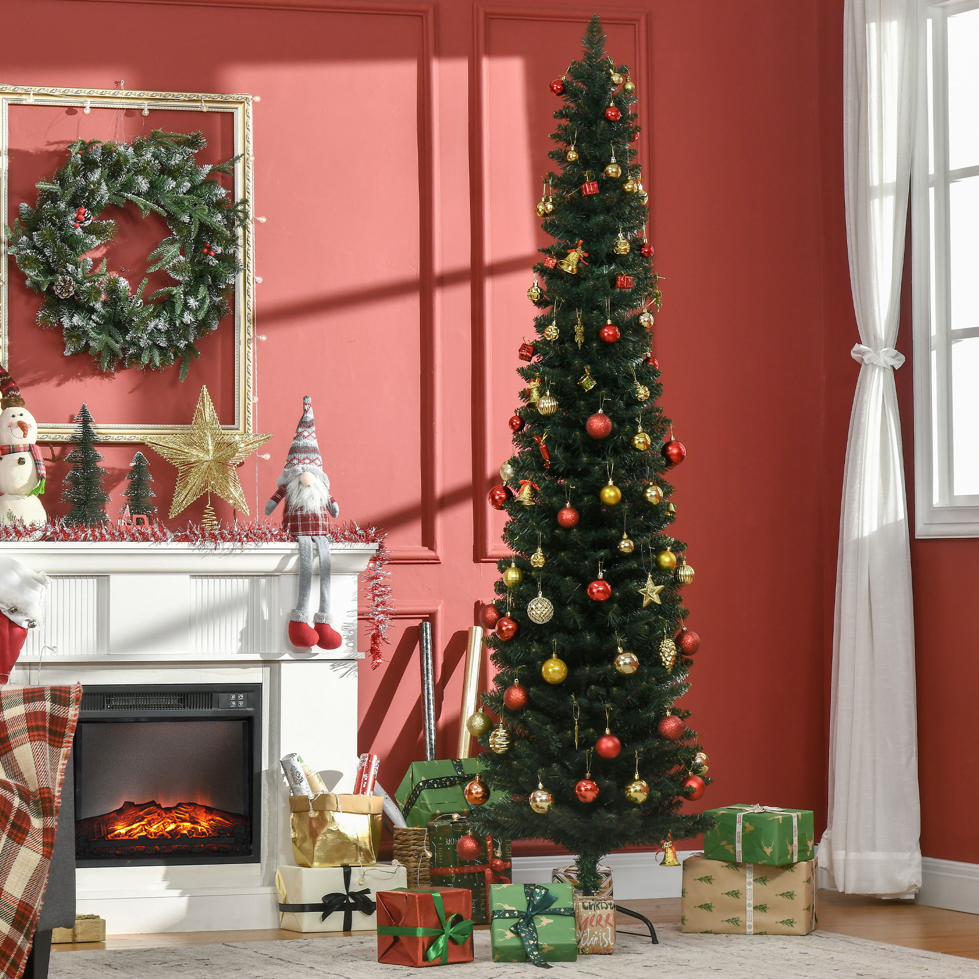 Un árbol de Navidad decorado se encuentra cerca de una chimenea y regalos. Una corona cuelga sobre la repisa con un fondo rojo.
