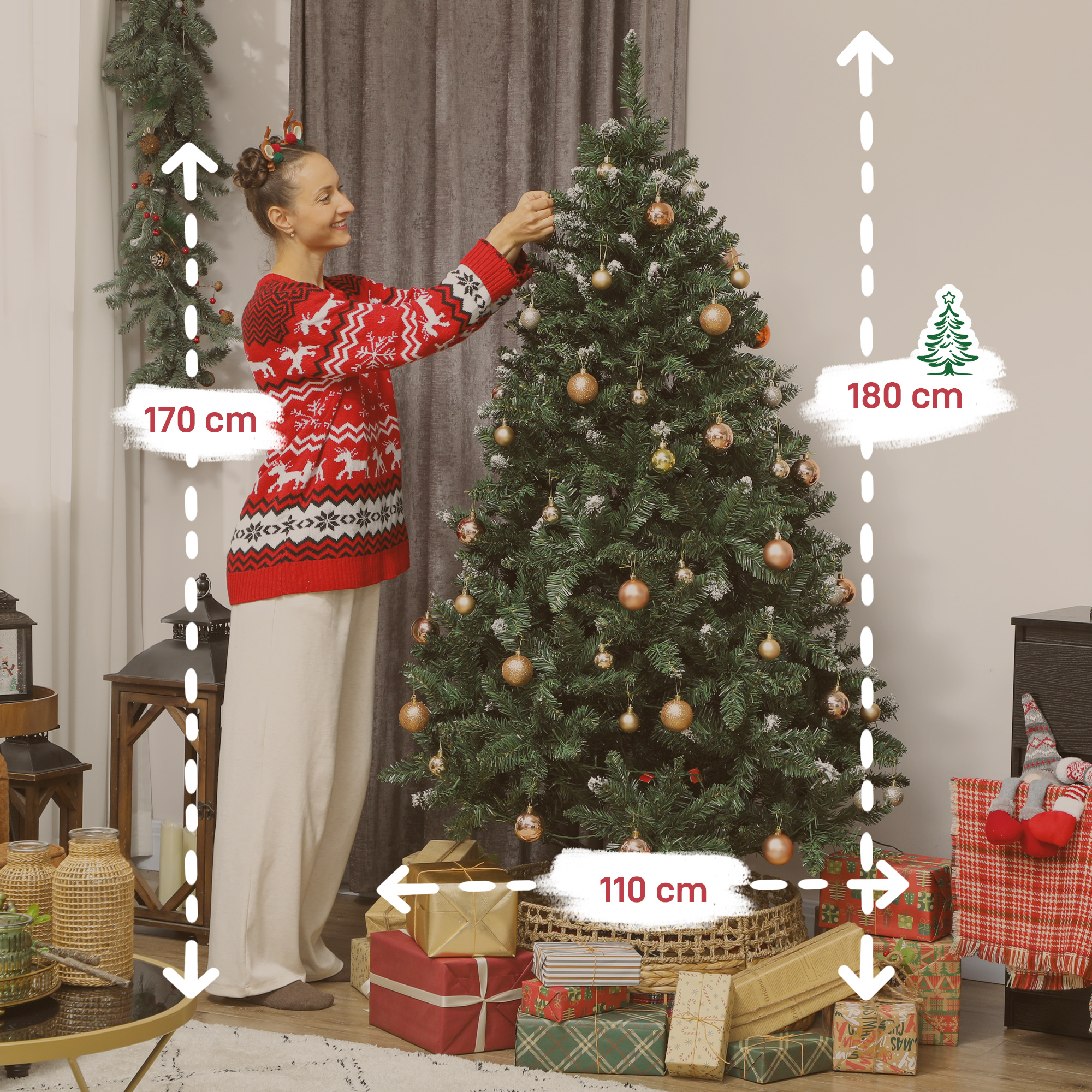 Una mujer decora un árbol de Navidad con adornos. El árbol está rodeado de regalos y está cerca de una pared y una ventana.