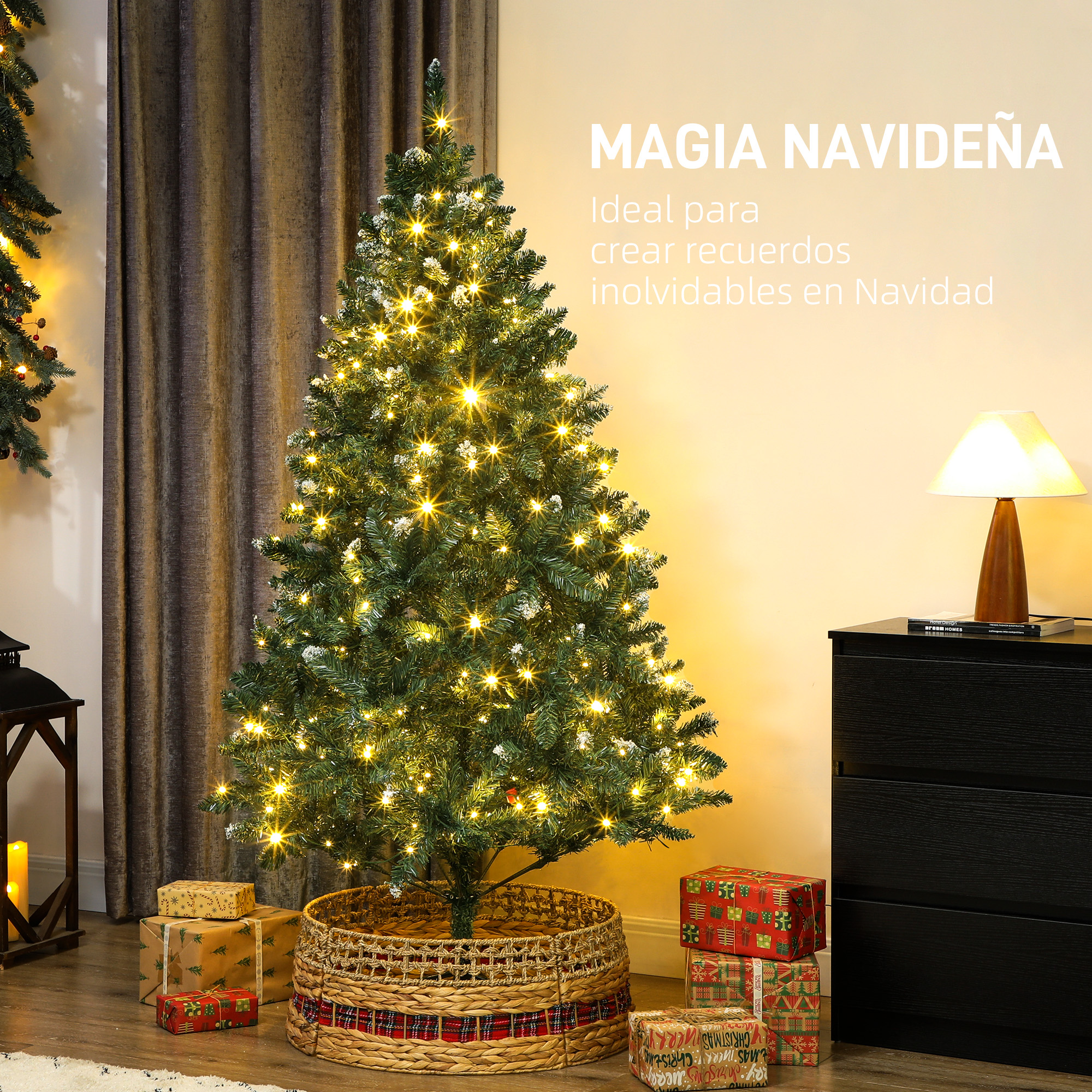 Un árbol de Navidad decorado con luces y regalos. Una lámpara y un armario negro en el fondo. La escena es festiva.