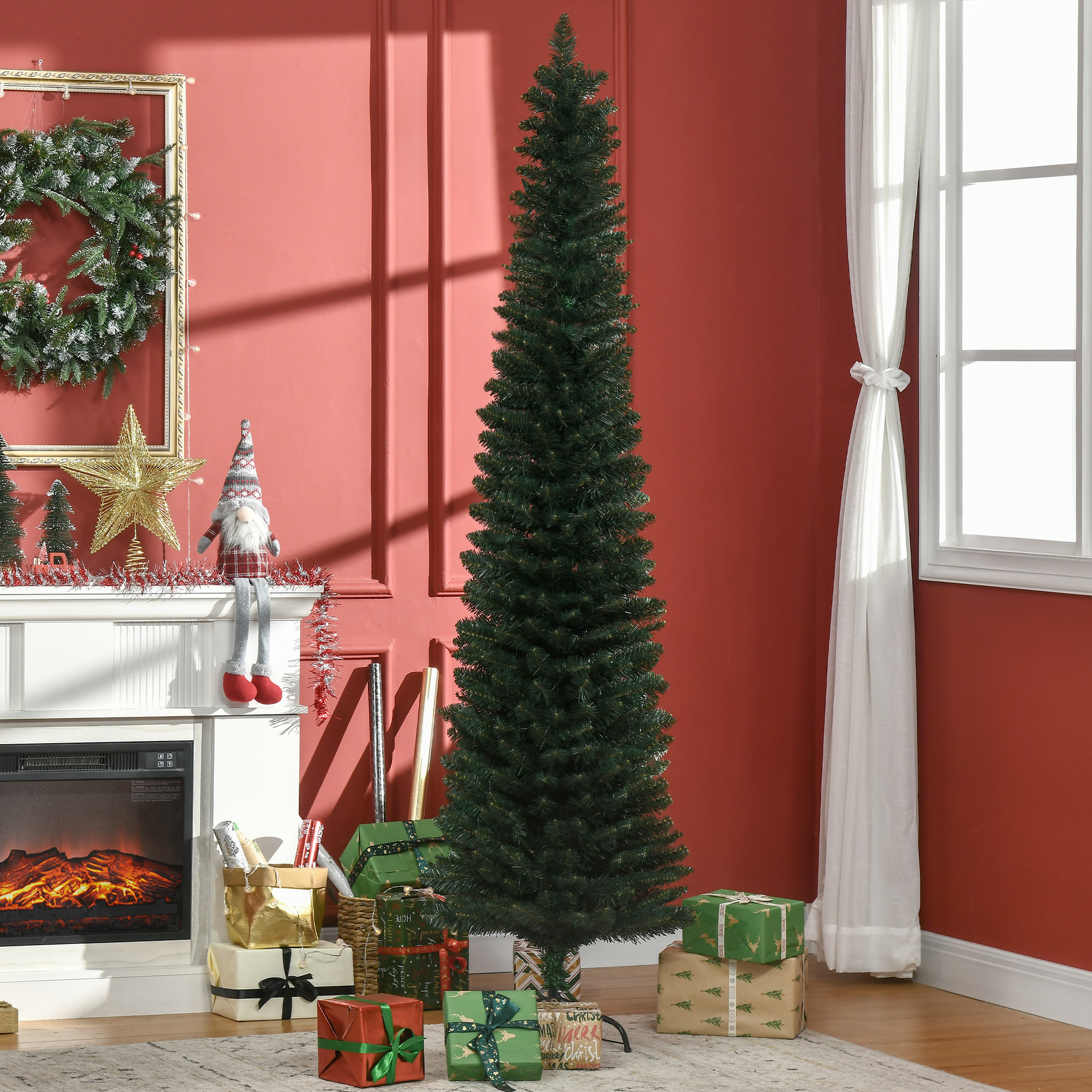 Un árbol de Navidad alto y verde se encuentra en una habitación. Hay regalos en la base del árbol. También hay una chimenea, una corona y una ventana.