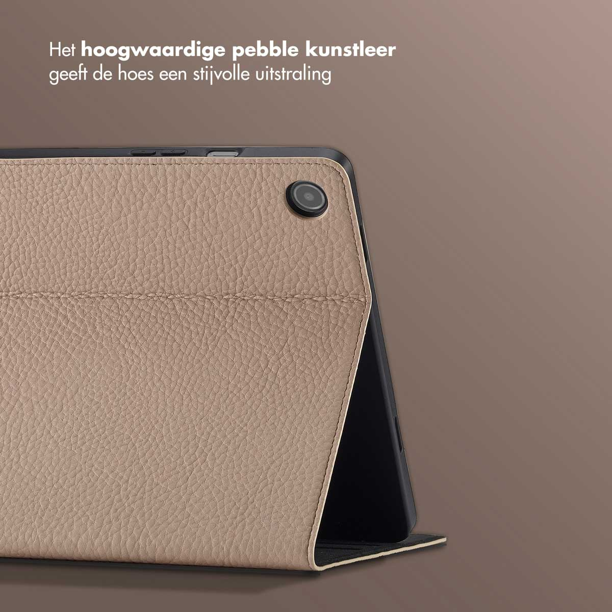 Close-up van een tabletcase met een getextureerd, beige oppervlak. De case is open en toont een zwart tabletscherm.
