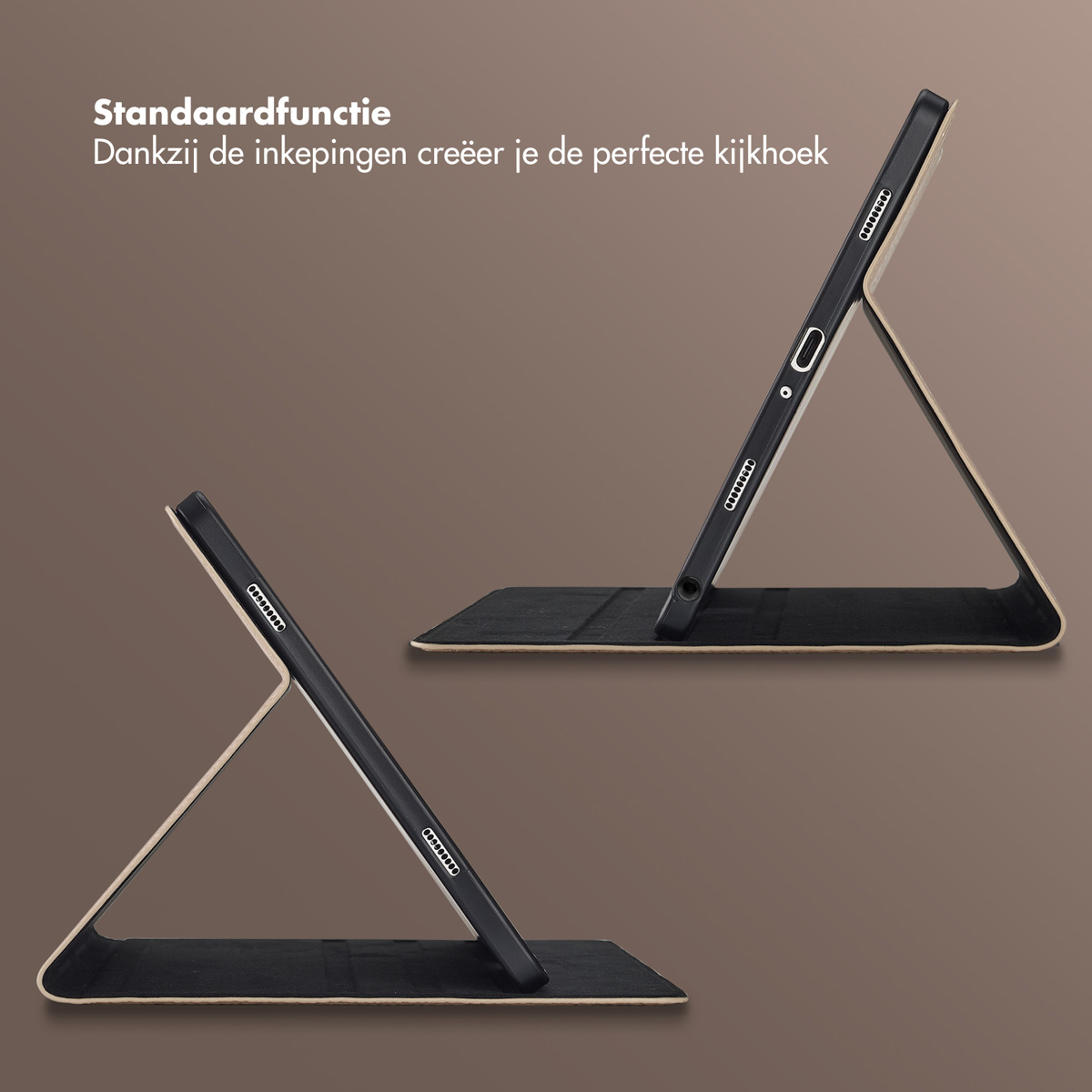 Twee tablethoezen worden getoond, ondersteund om de kijkhoek te laten zien. De hoezen zijn zwart met een lichtbruin interieur.