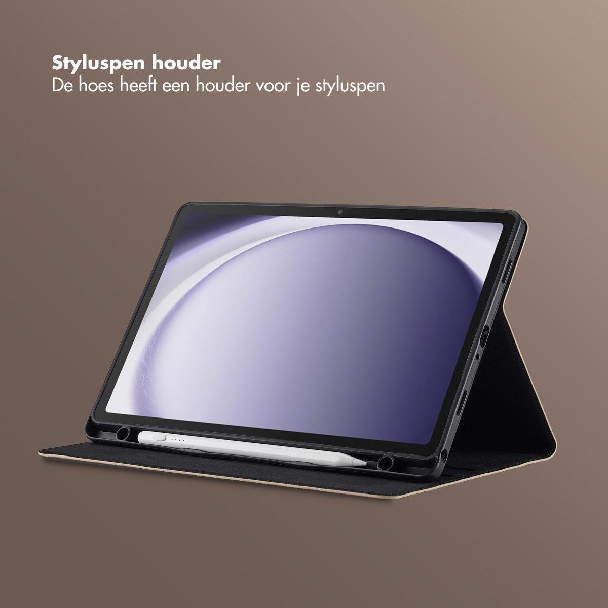 Een tablet in een hoes, met een styluspen erin. De hoes is open en schuin. Bruine achtergrond, tekst linksboven.