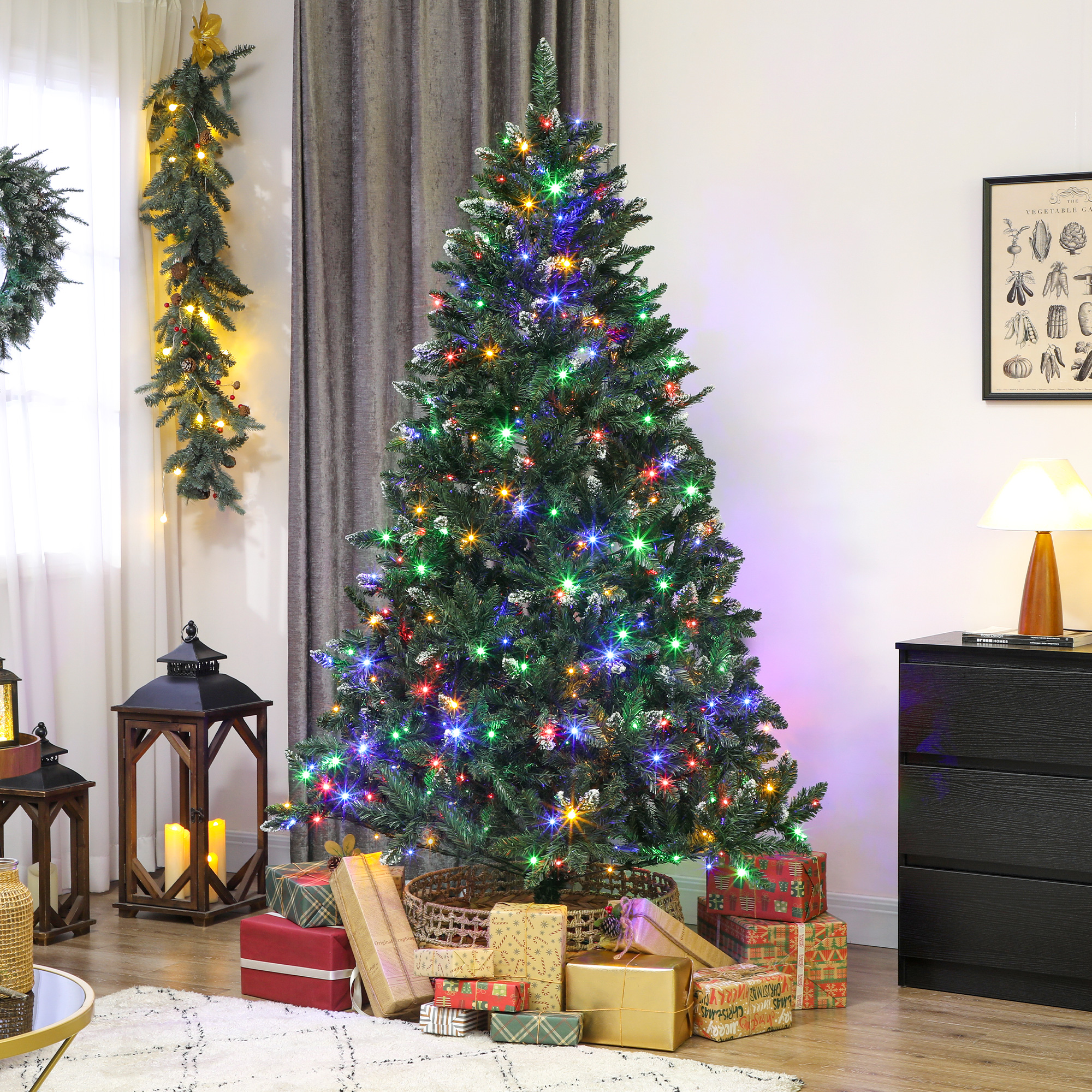 Un árbol de Navidad decorado, iluminado con luces de colores, se encuentra en una habitación. Debajo hay regalos. La habitación está decorada para Navidad.
