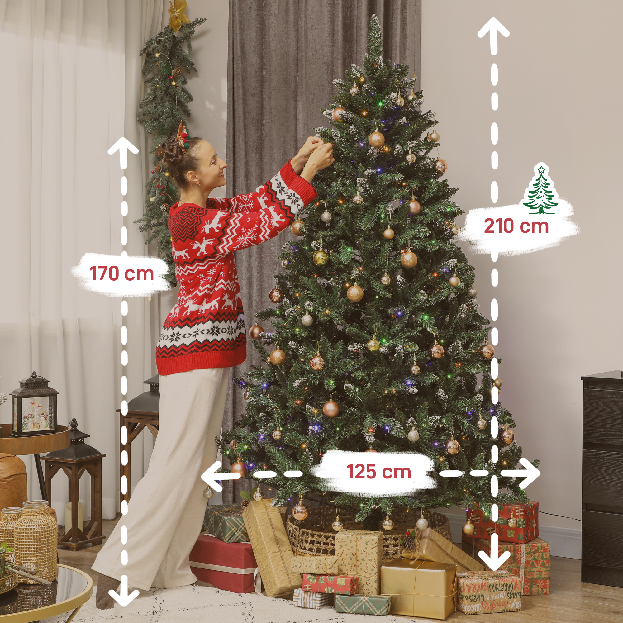 Una mujer decora un árbol de Navidad con adornos. El árbol tiene luces y está rodeado de regalos. Se indican las dimensiones.