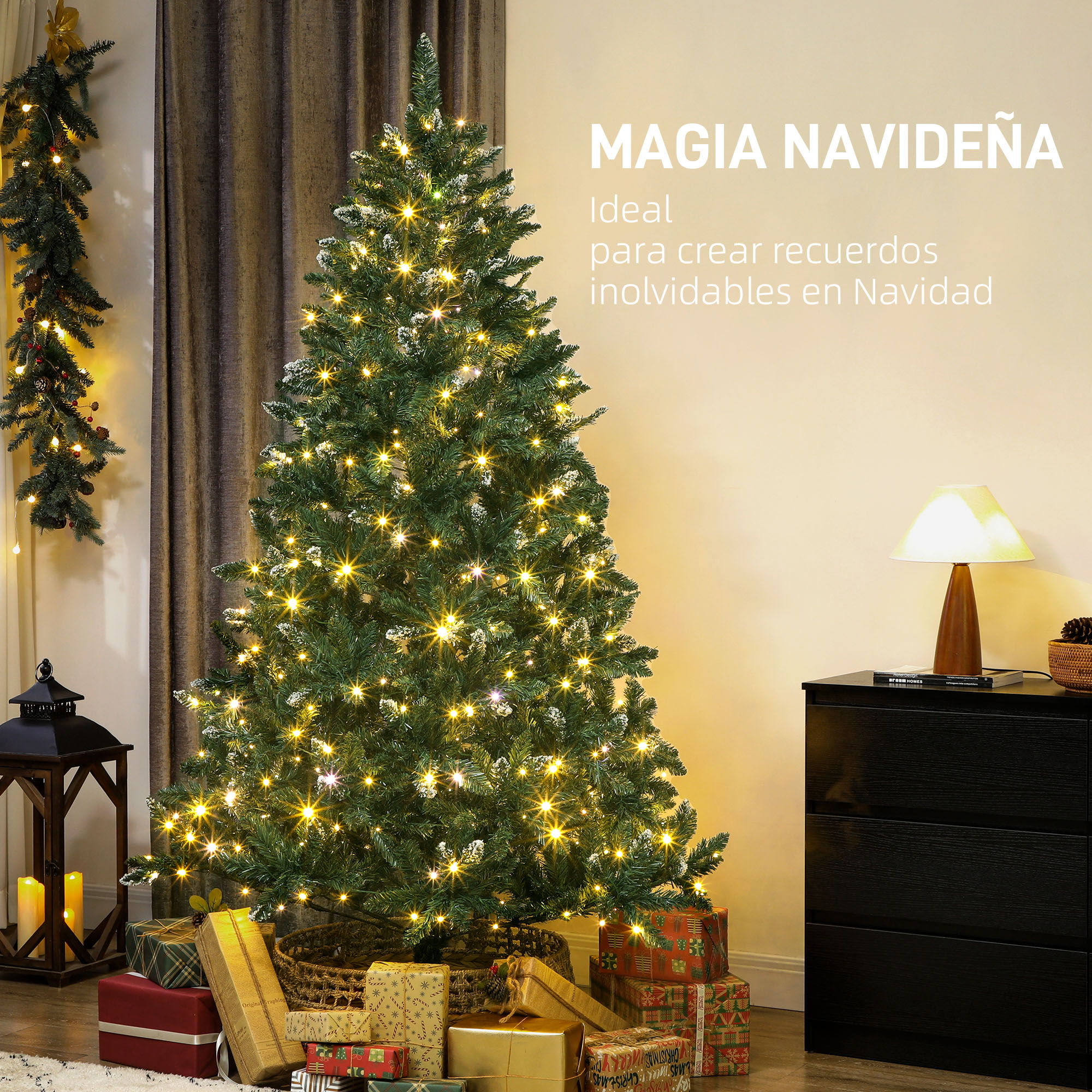 Un árbol de Navidad decorado con luces y regalos debajo. También hay una guirnalda y una lámpara.