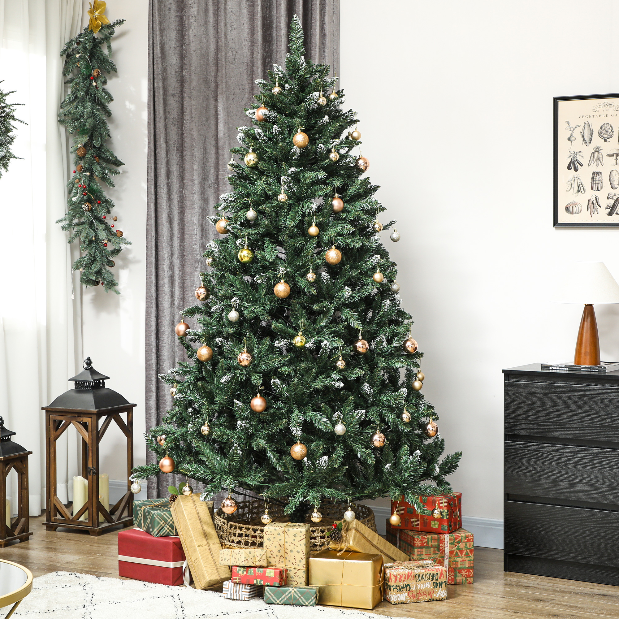 Un árbol de Navidad decorado con adornos y regalos, colocado frente a una pared blanca. Guirnalda y un cuadro enmarcado son visibles.