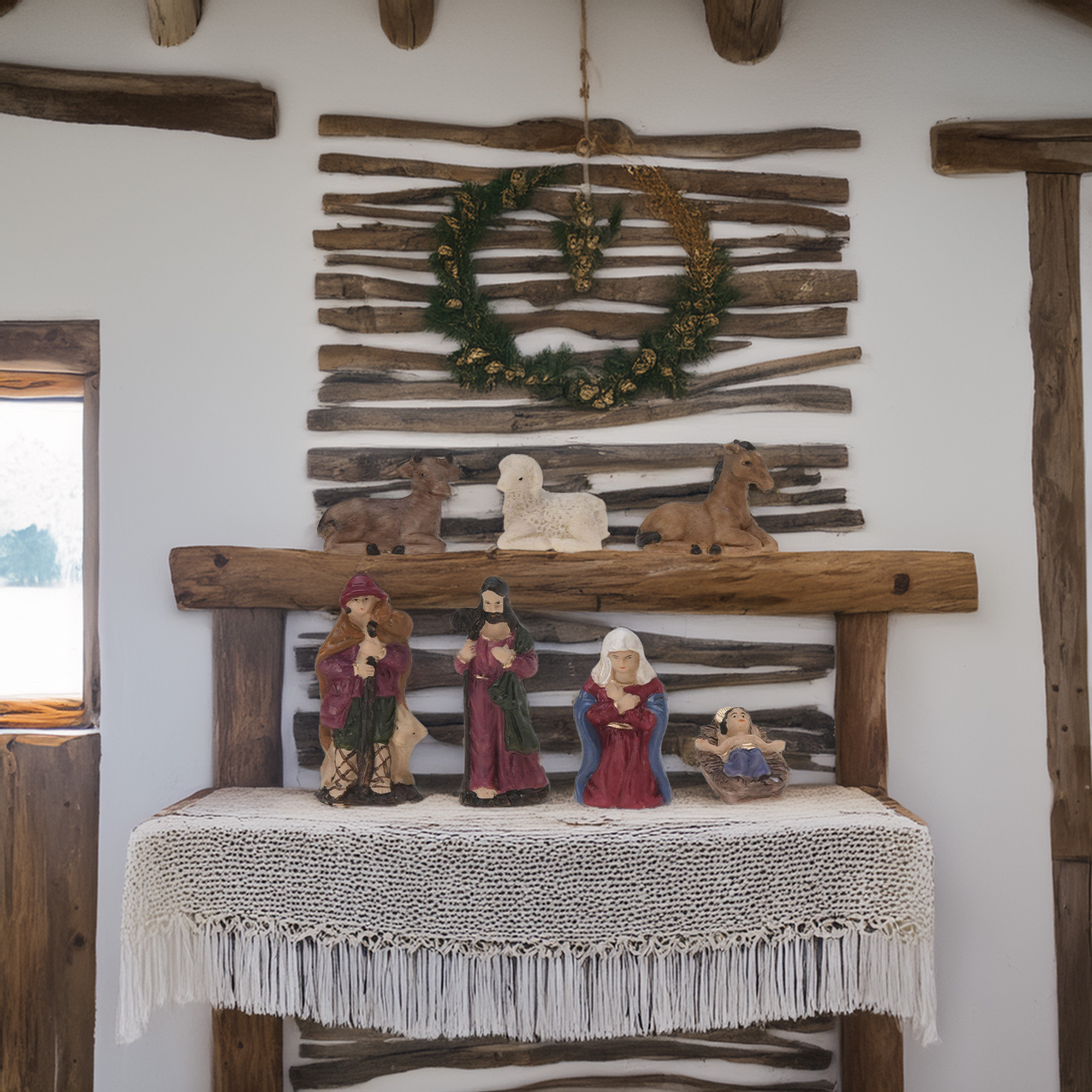 Escena de la natividad con figuras en un estante, corona encima. Una ventana a la izquierda, vigas de madera en las paredes.