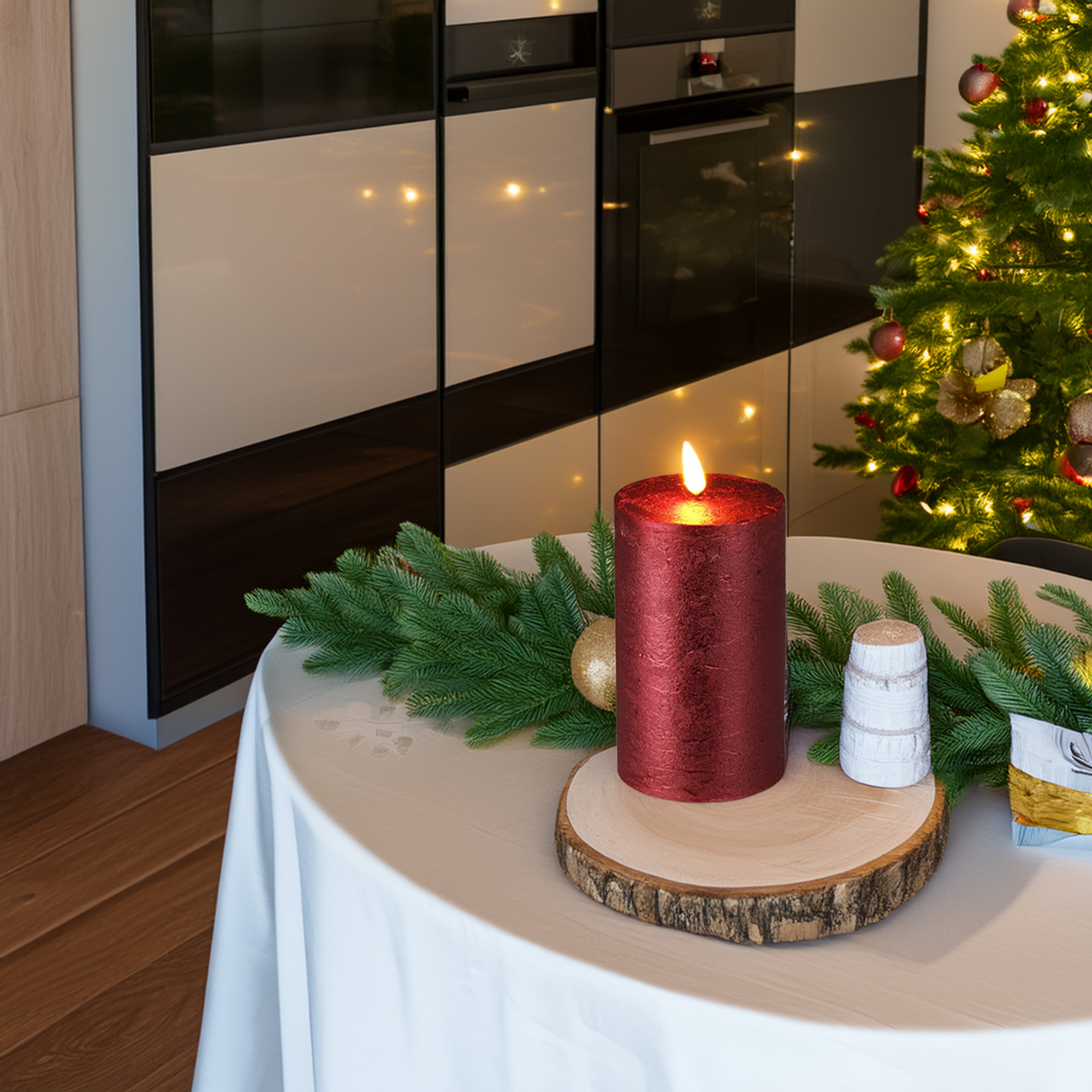 Una vela roja encendida sobre una base de madera. Un árbol de Navidad y un mantel blanco al fondo.