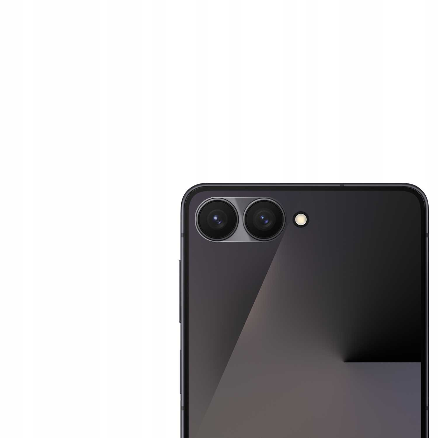 Zbliżenie czarnego smartfona. Widoczne podwójne obiektywy i lampa błyskowa. Tył telefonu ma błyszczące wykończenie.