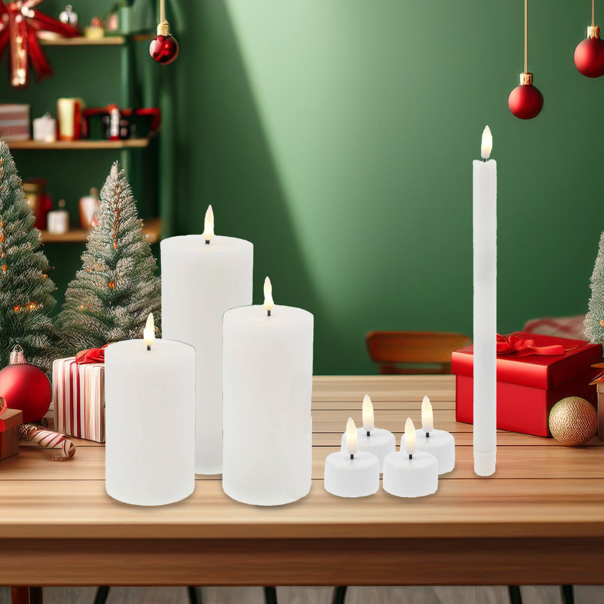 Una escena navideña con velas blancas encendidas, adornos rojos y regalos sobre una mesa de madera. Fondo verde.