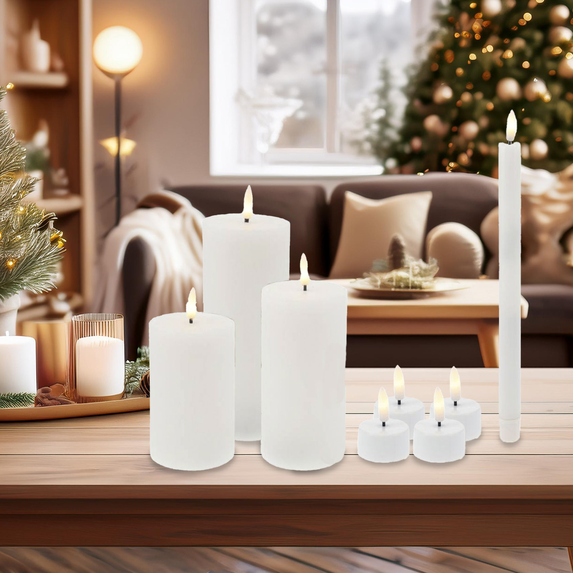Varias velas blancas con llamas encendidas sobre una mesa de madera. Árbol de Navidad y escena interior al fondo.