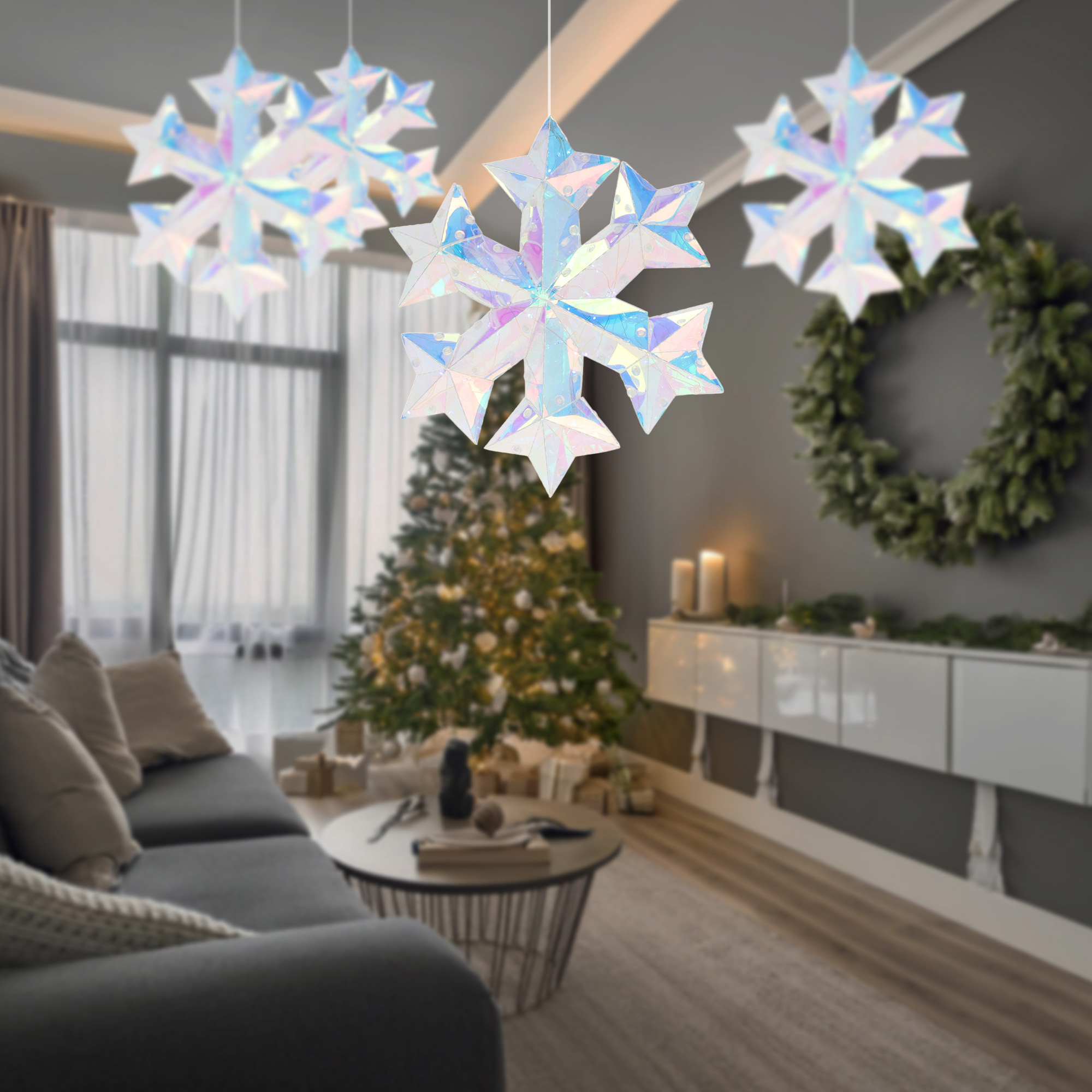 Salón con decoraciones de copos de nieve, árbol de Navidad, corona, sofá y mesa de centro. Decoración navideña moderna.