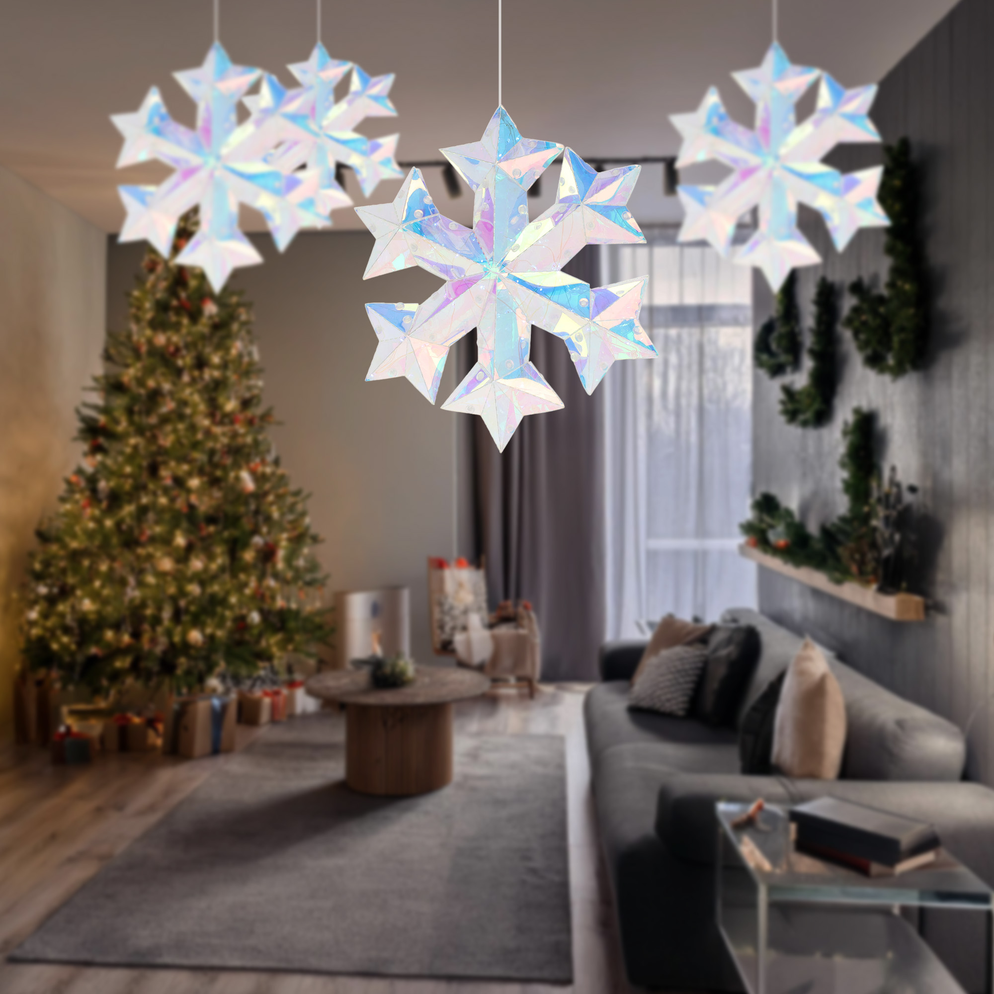Salón con árbol de Navidad, decoraciones de copos de nieve y sofá. Los regalos están debajo del árbol. Los copos de nieve cuelgan del techo.