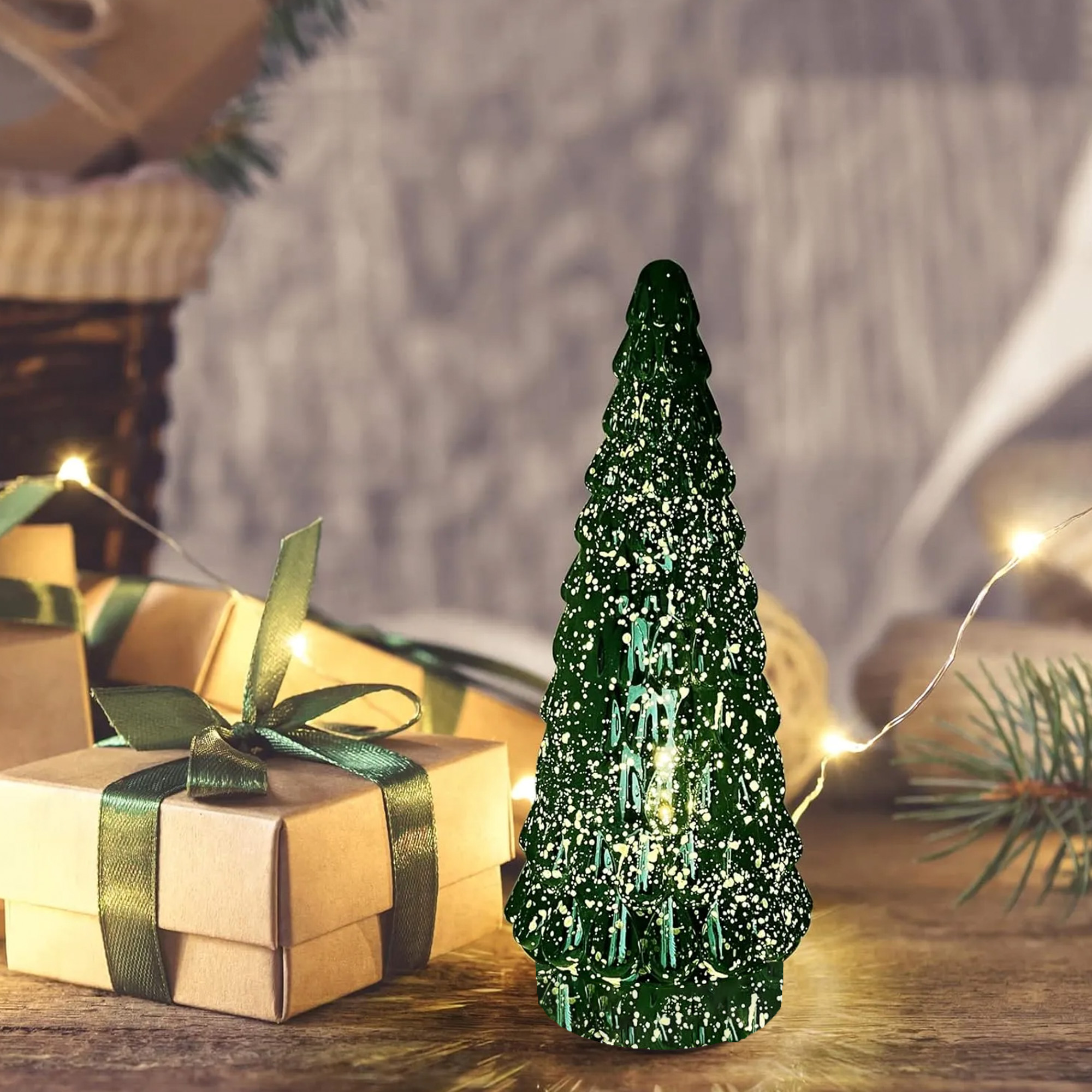 Un árbol de Navidad verde con puntos blancos, junto a regalos envueltos. Luces y un fondo rústico completan la escena festiva.