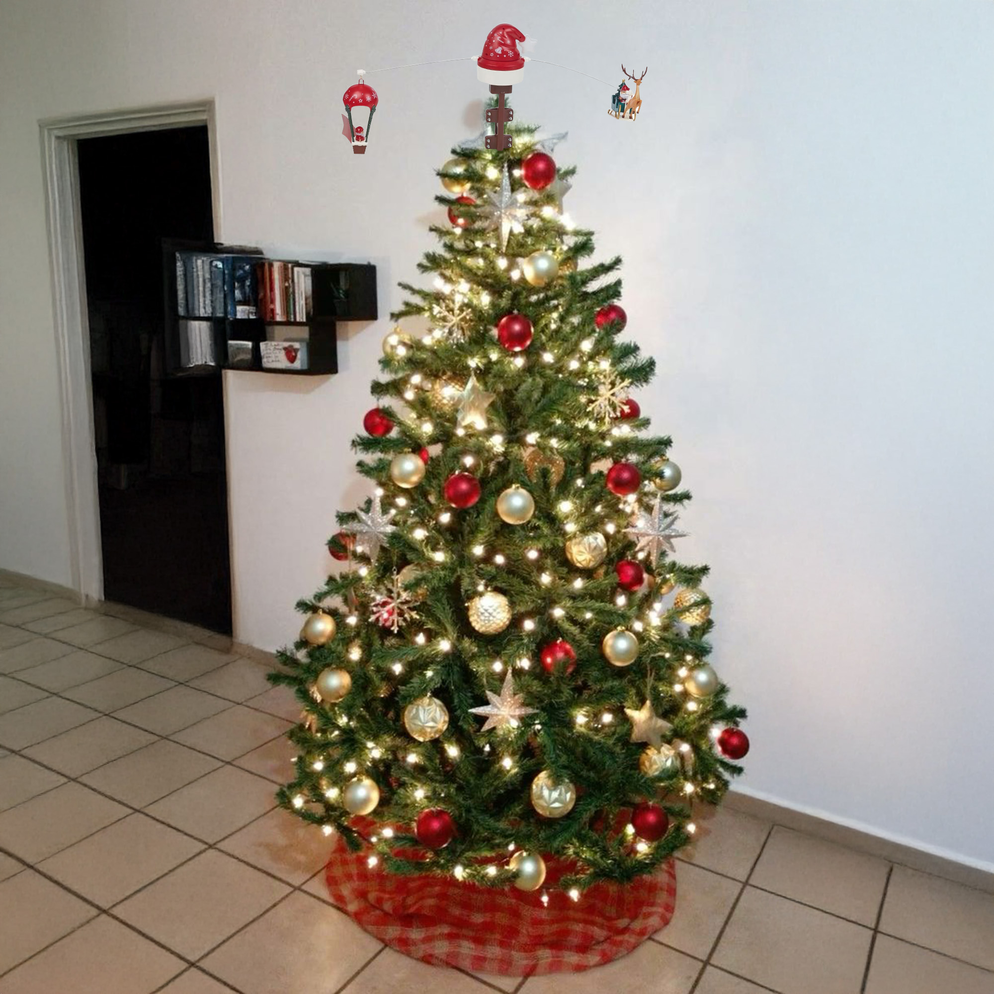 Un árbol de Navidad decorado con adornos y luces. Se ven una puerta y una estantería.