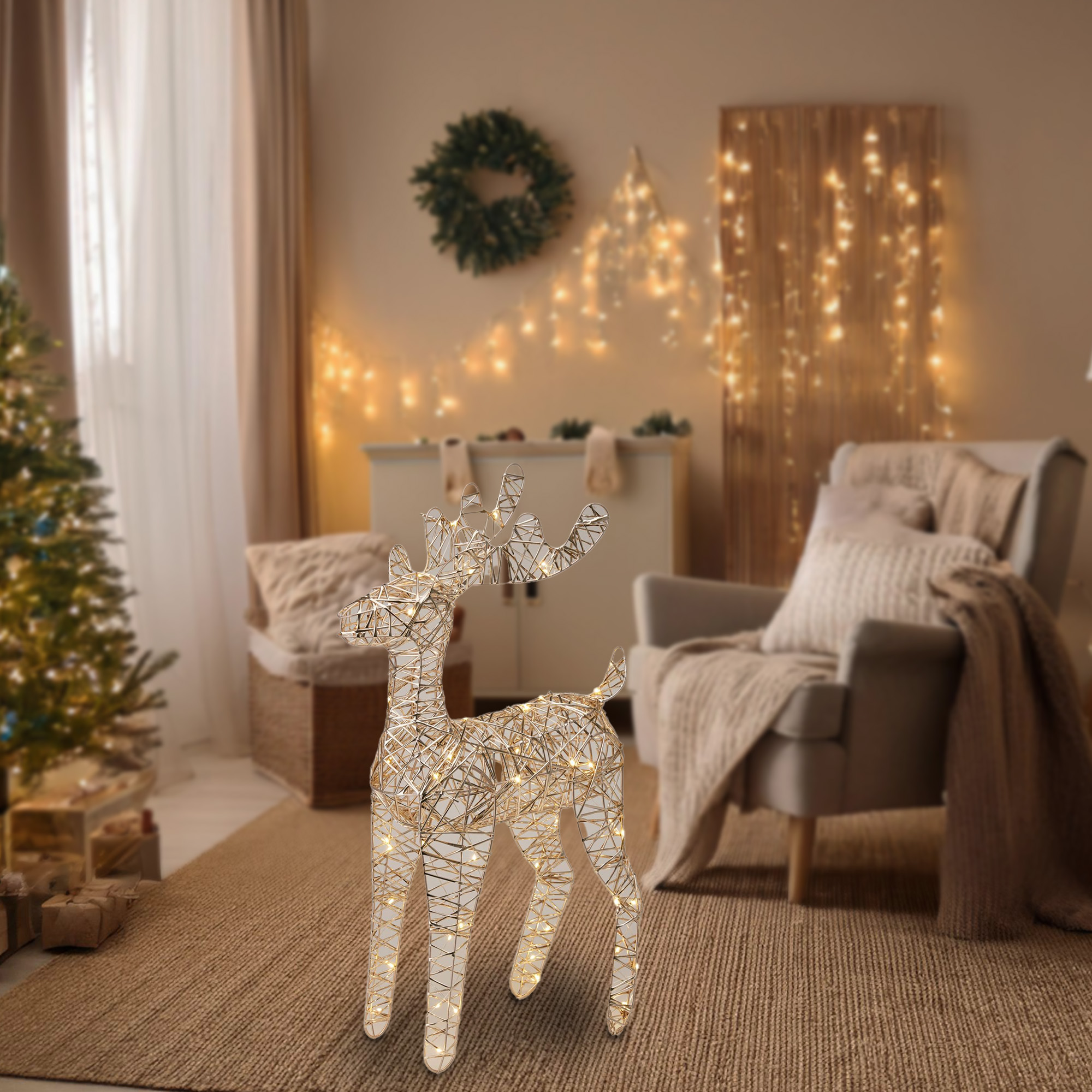 Un reno decorativo hecho de luces está en una sala de estar. Hay decoraciones navideñas.