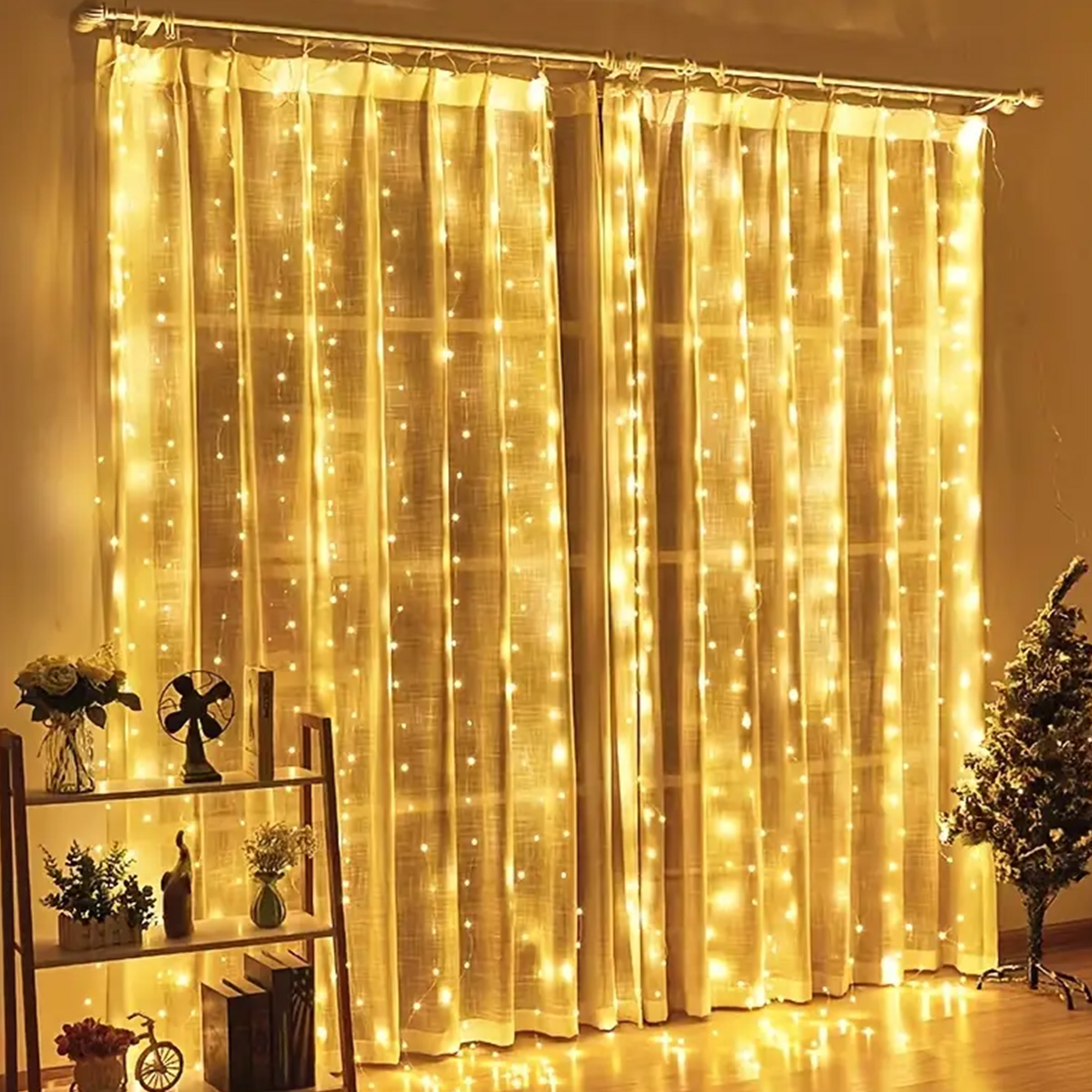 Cortinas con luces de cadena, una estantería con decoración y un pequeño árbol de Navidad son visibles. La escena tiene un brillo cálido y acogedor.