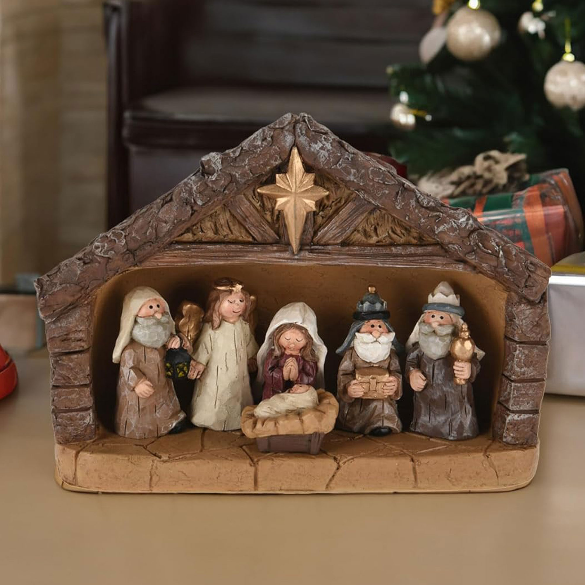 Una figura del nacimiento navideño. Presenta a María, José, el niño Jesús y los Reyes Magos en una escena del pesebre.