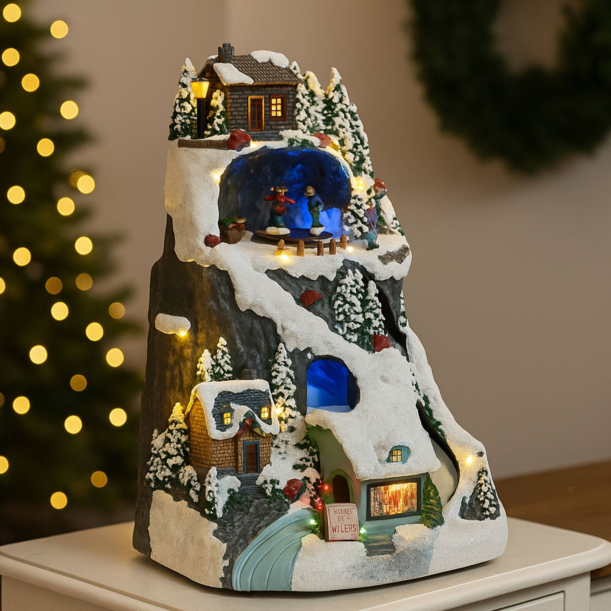 Una escena de pueblo navideño con casas, árboles, luces y figuras, cubiertas de nieve. Festivo y cálido.