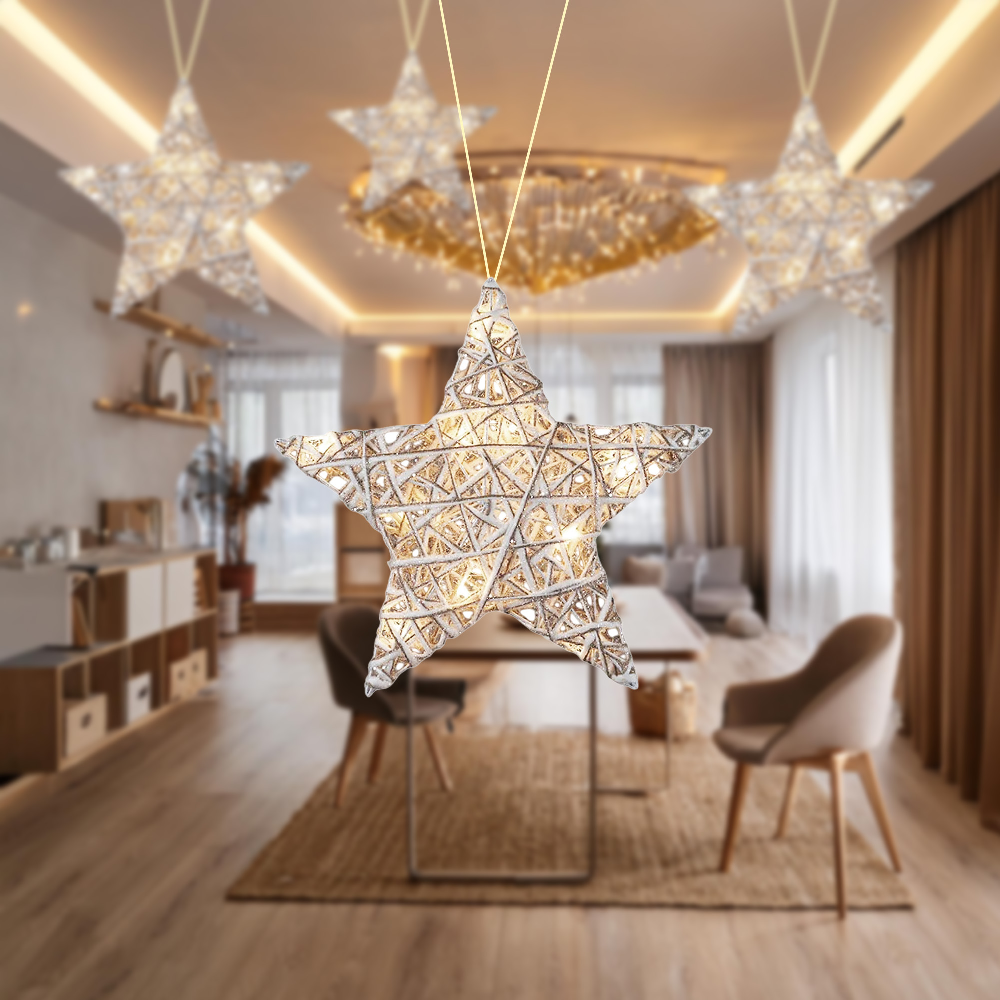 Luces colgantes en forma de estrella en una habitación. Un fondo borroso muestra muebles y decoración.