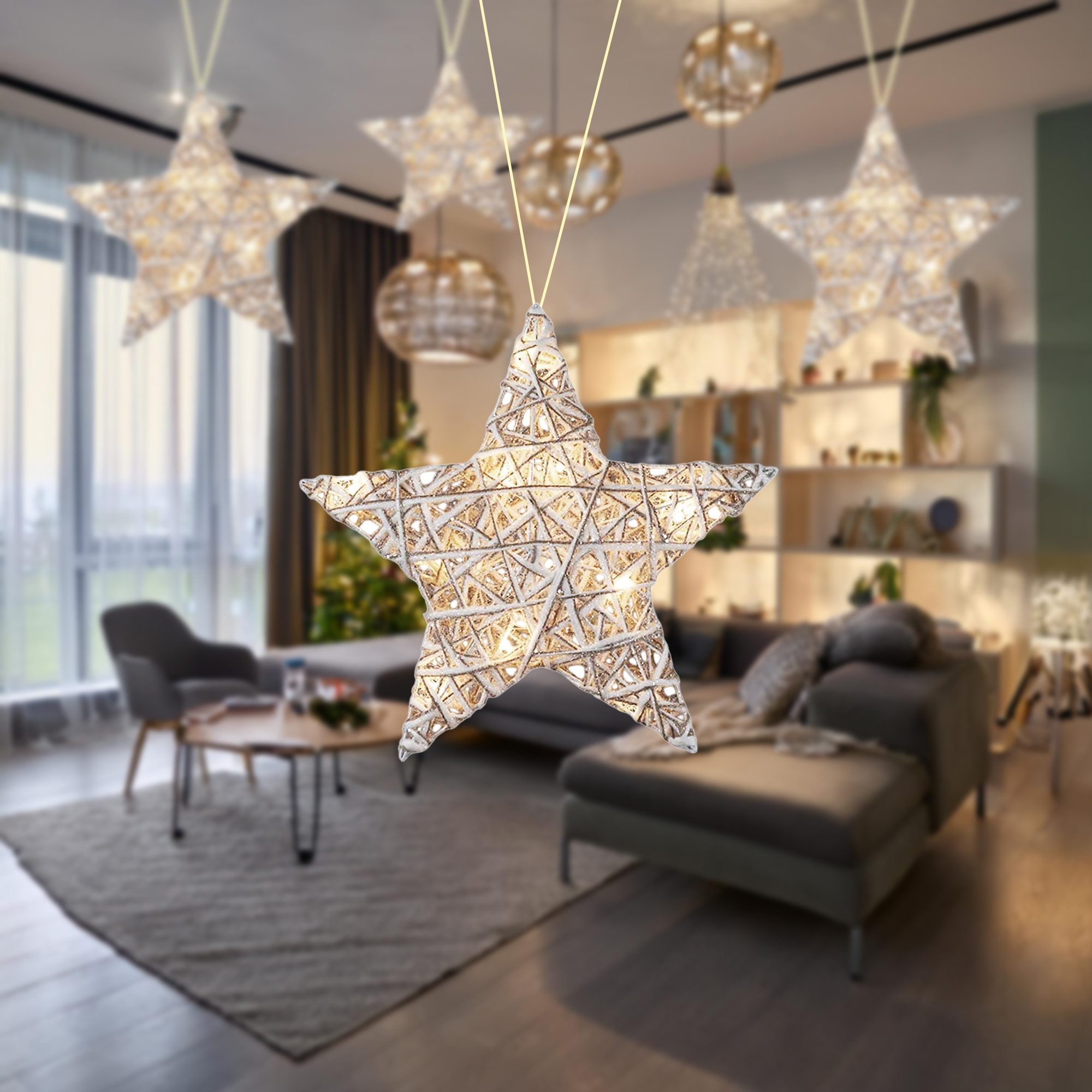 Un salón con decoraciones de estrellas colgantes. Una estrella grande está en foco. Otras estrellas y un sofá están borrosos en el fondo.